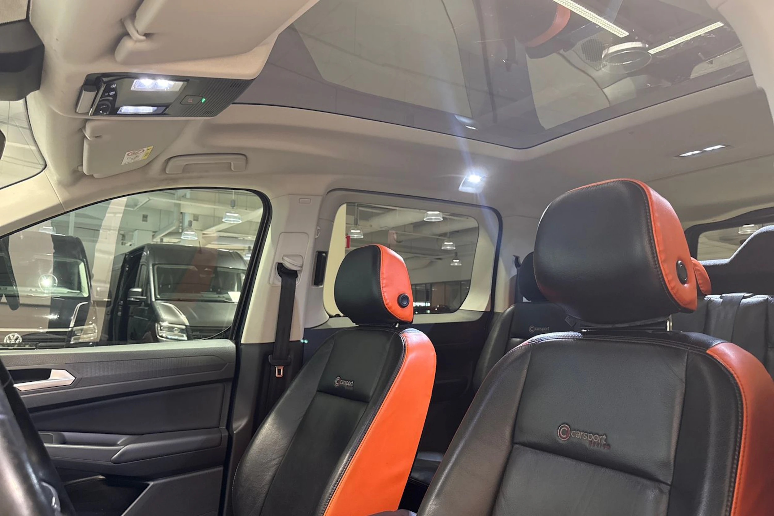 Musta Volkswagen Caddy Maxi 2024 kuva 25.