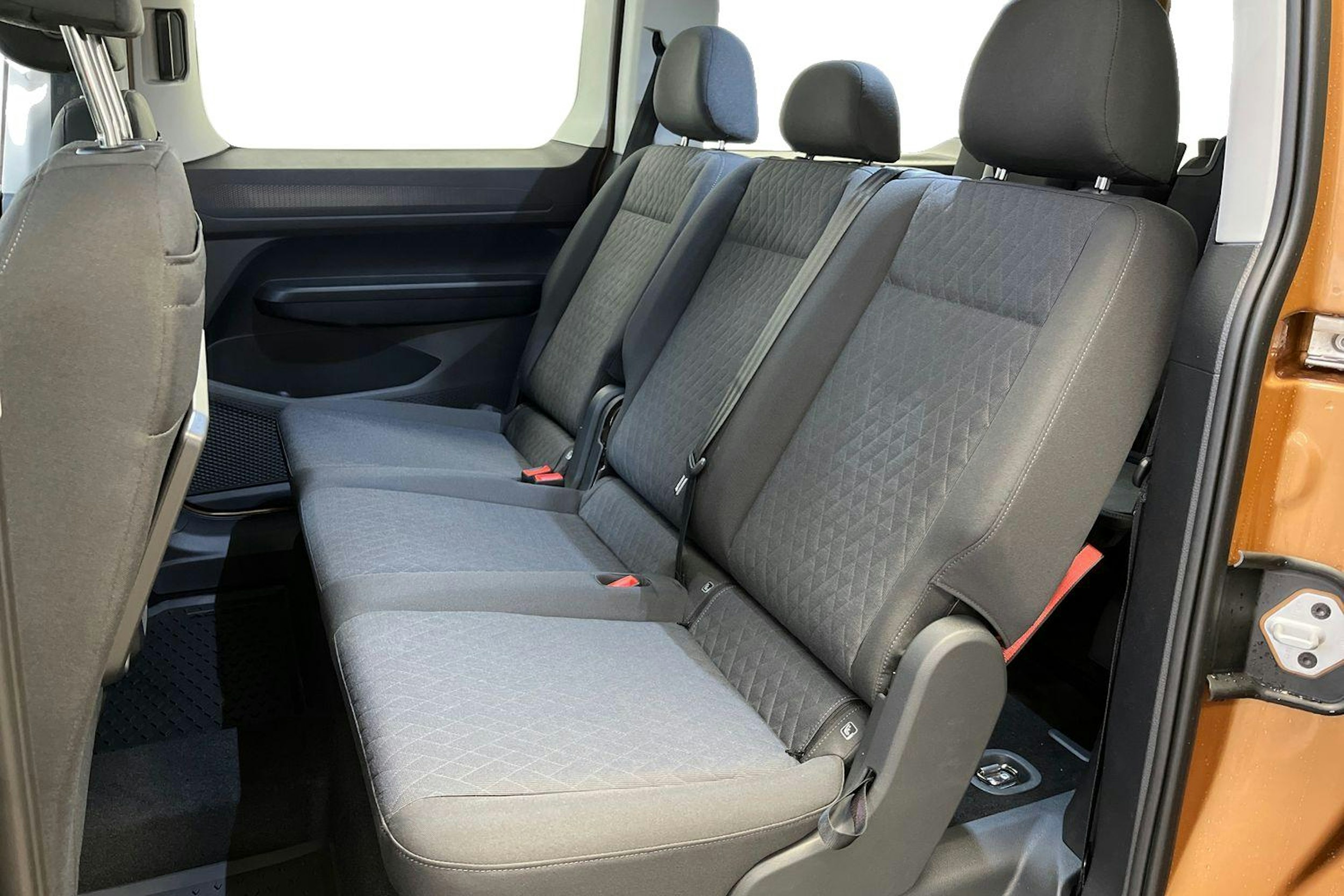oranssi Volkswagen Caddy 2025 kuva 11.