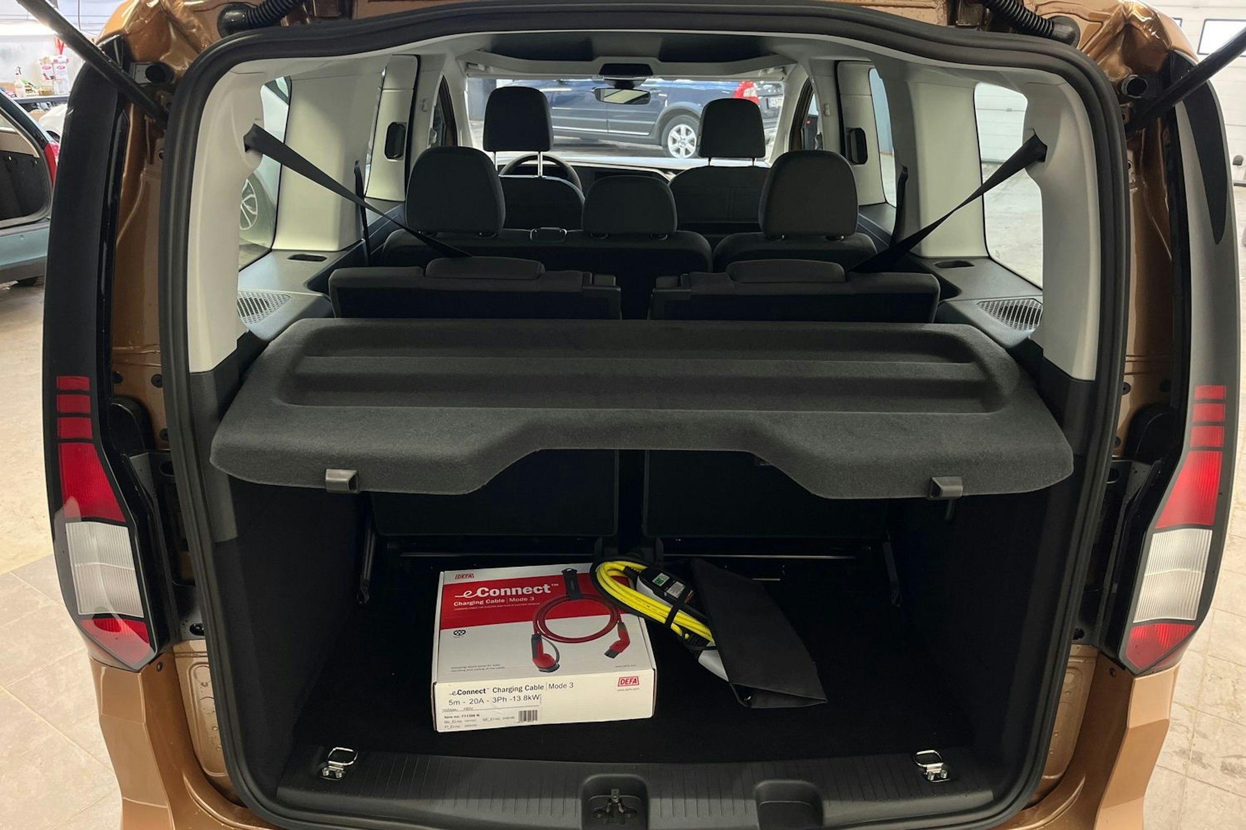 oranssi Volkswagen Caddy 2025 kuva 13.