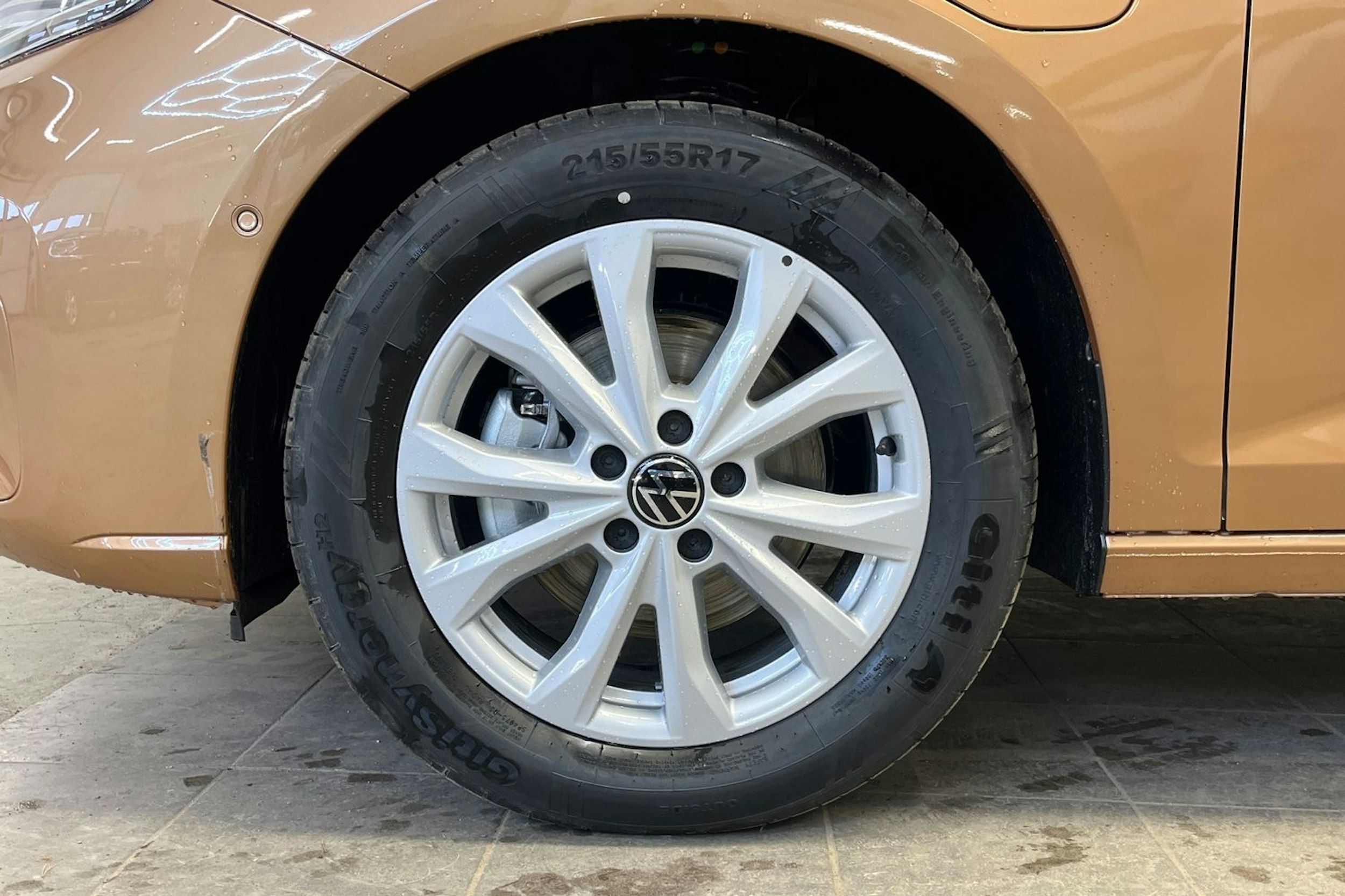 oranssi Volkswagen Caddy 2025 kuva 14.