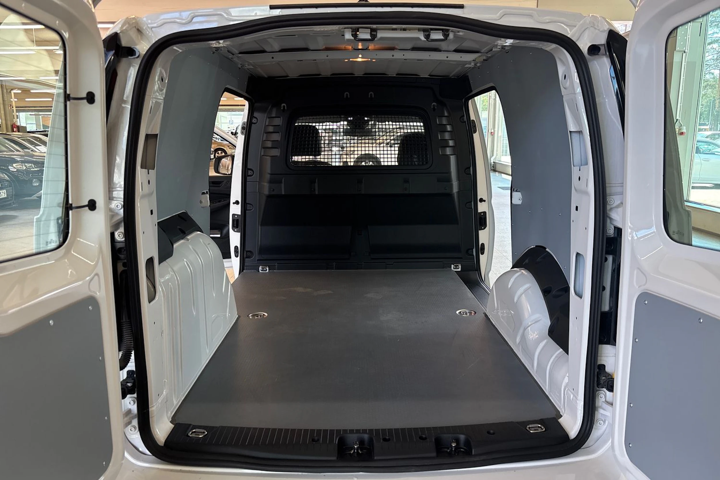 Valkoinen Volkswagen Caddy 2025 kuva 17.
