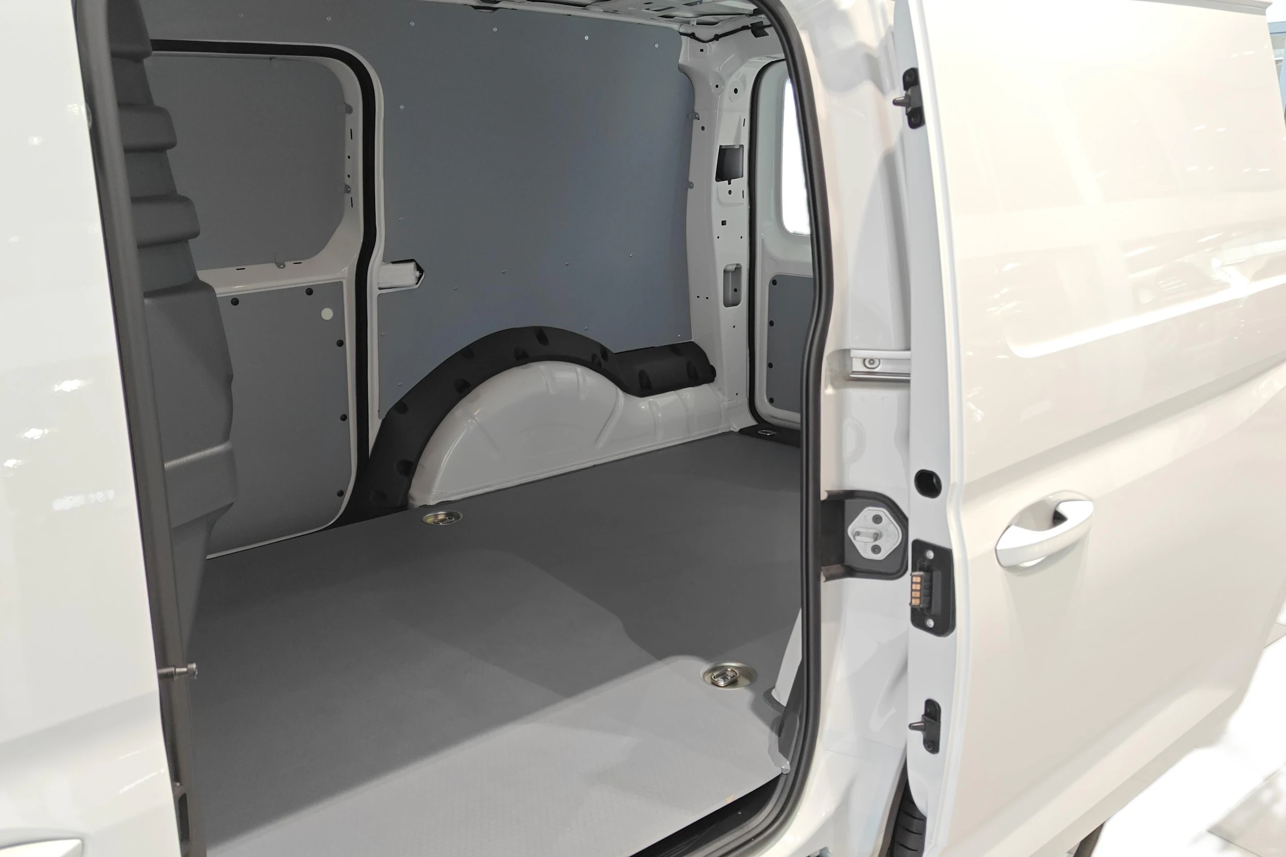 valkoinen Volkswagen Caddy Maxi 2026 kuva 11.