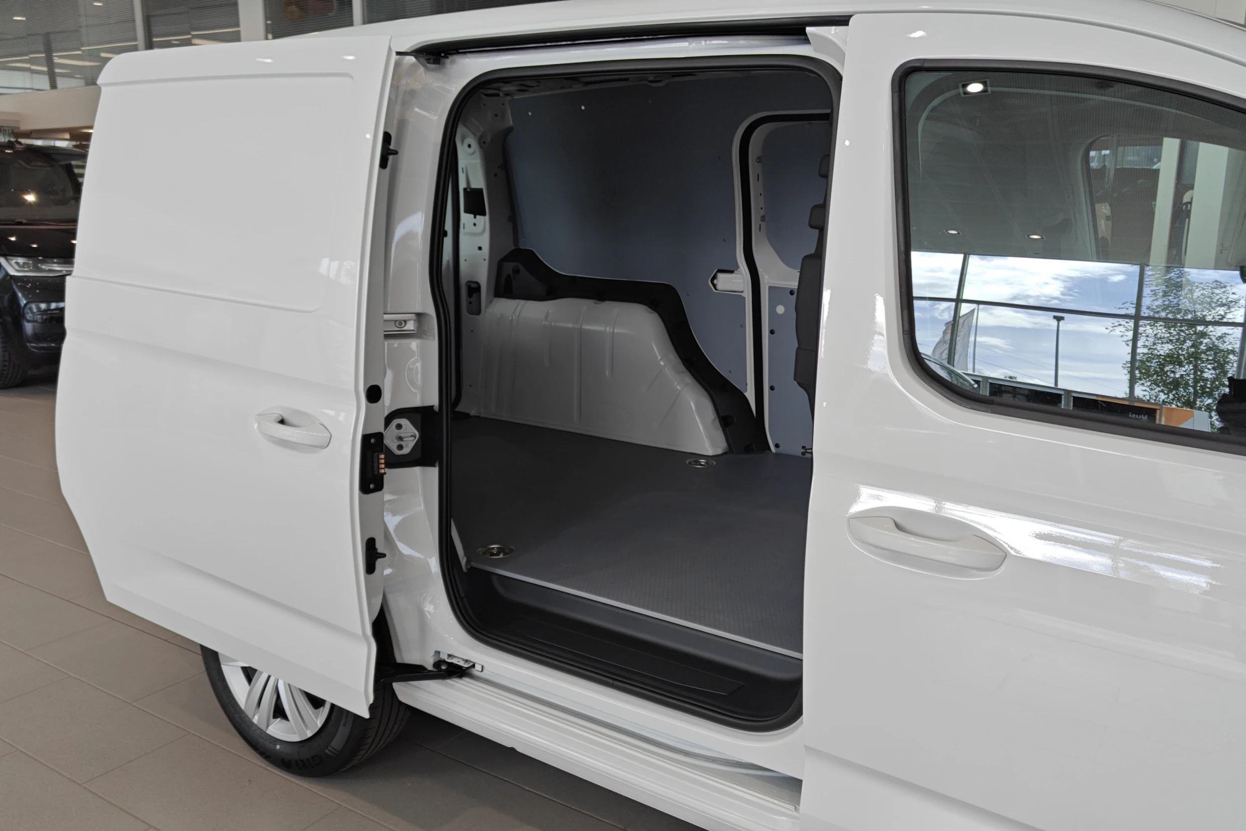 valkoinen Volkswagen Caddy Maxi 2026 kuva 15.