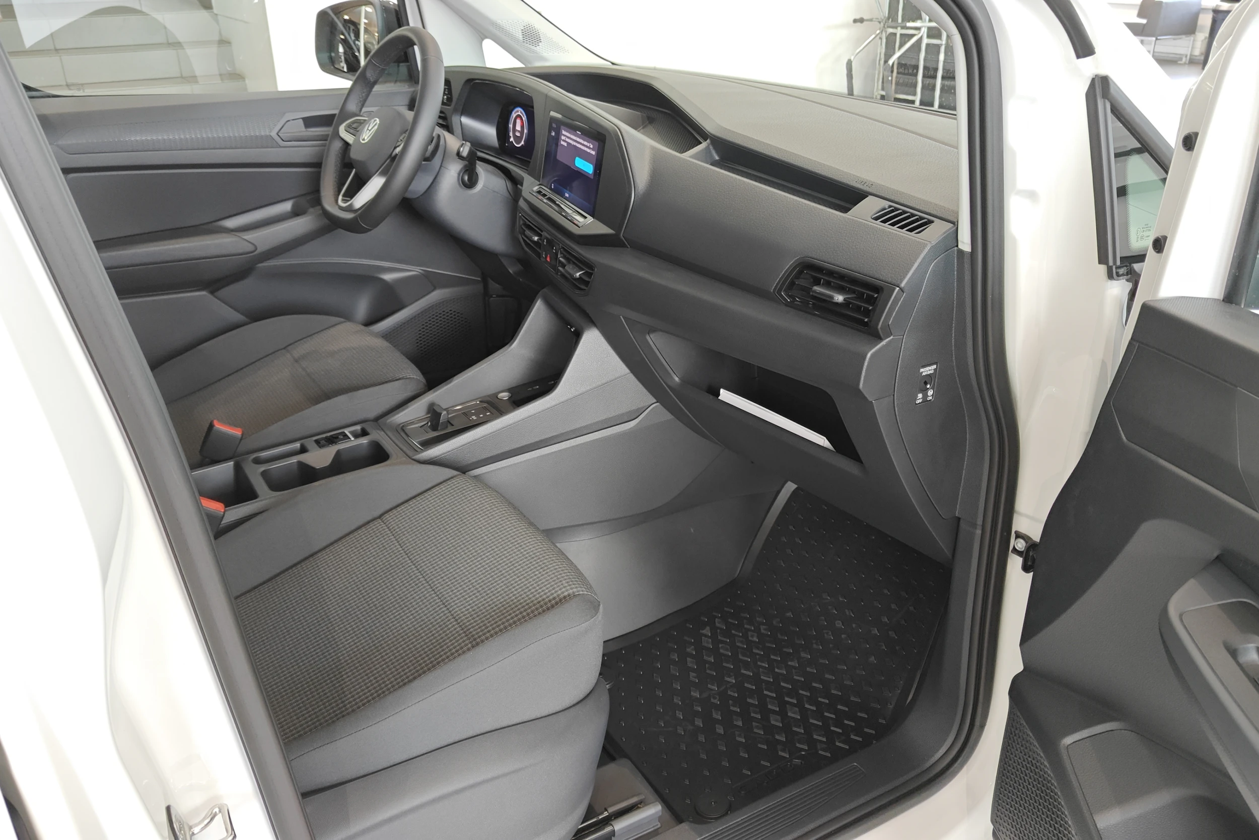 valkoinen Volkswagen Caddy Maxi 2026 kuva 16.