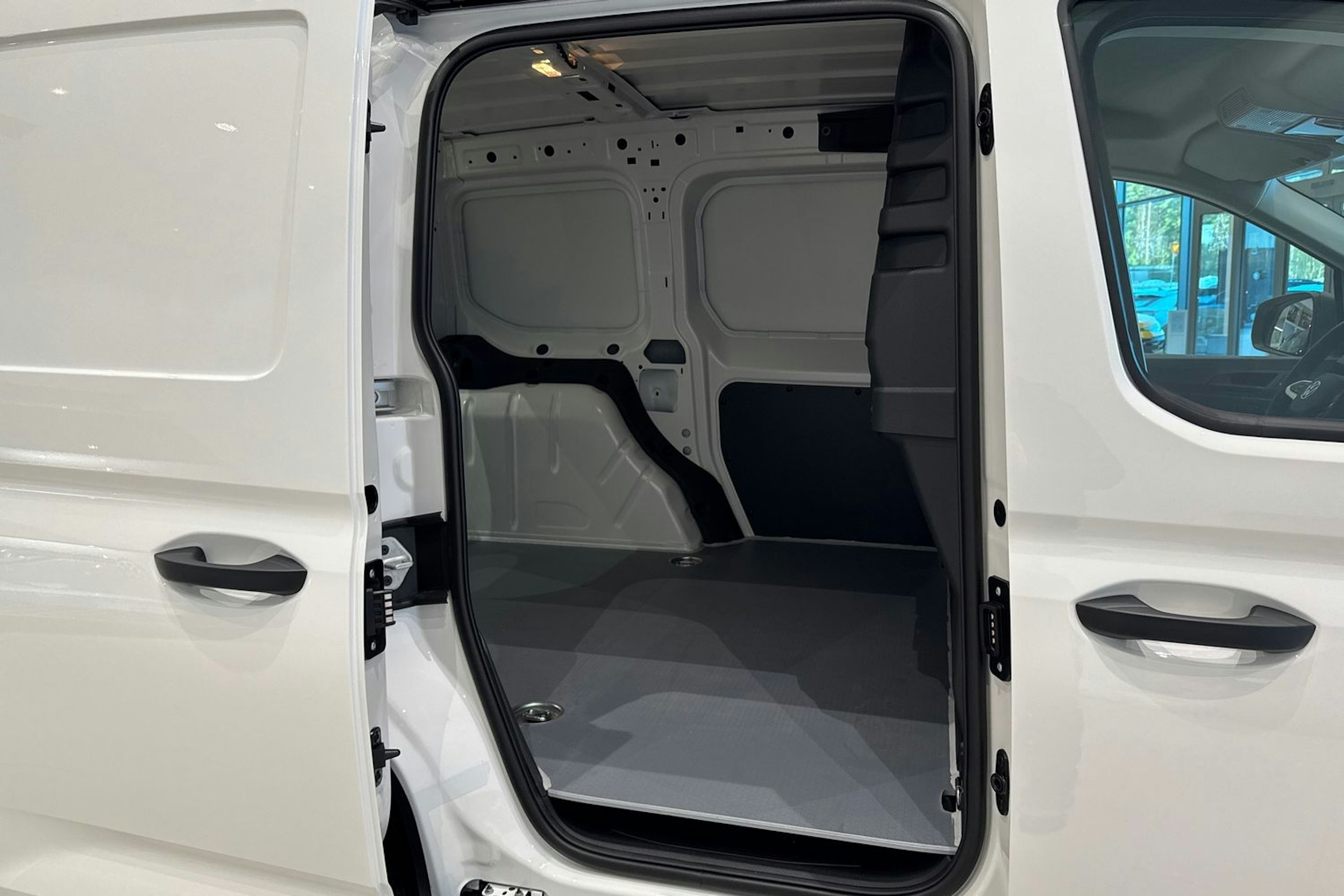 valkoinen Volkswagen Caddy 2026 kuva 13.