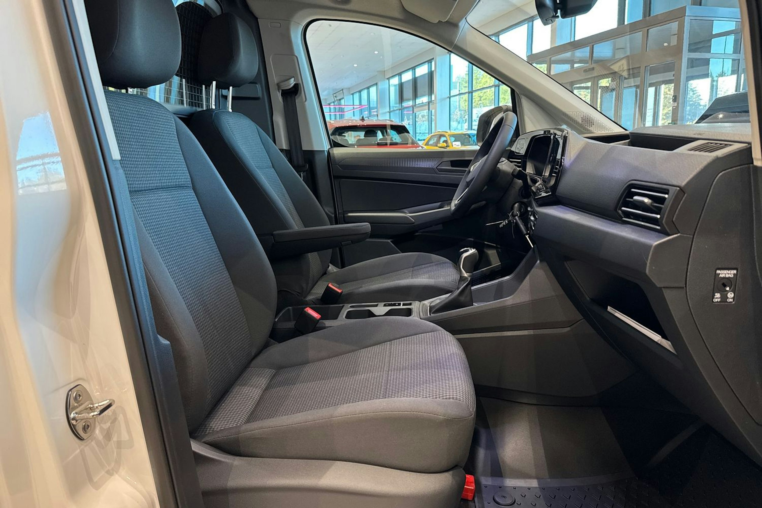 valkoinen Volkswagen Caddy 2026 kuva 14.