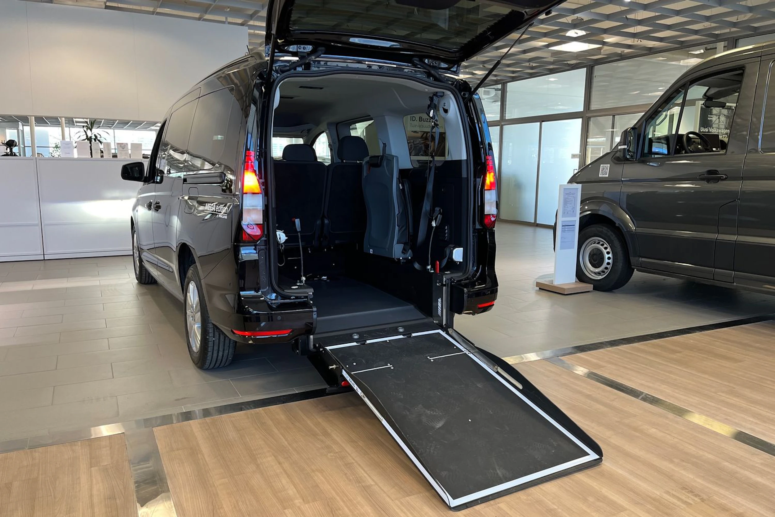 musta Volkswagen Caddy Maxi 2026 kuva 13.