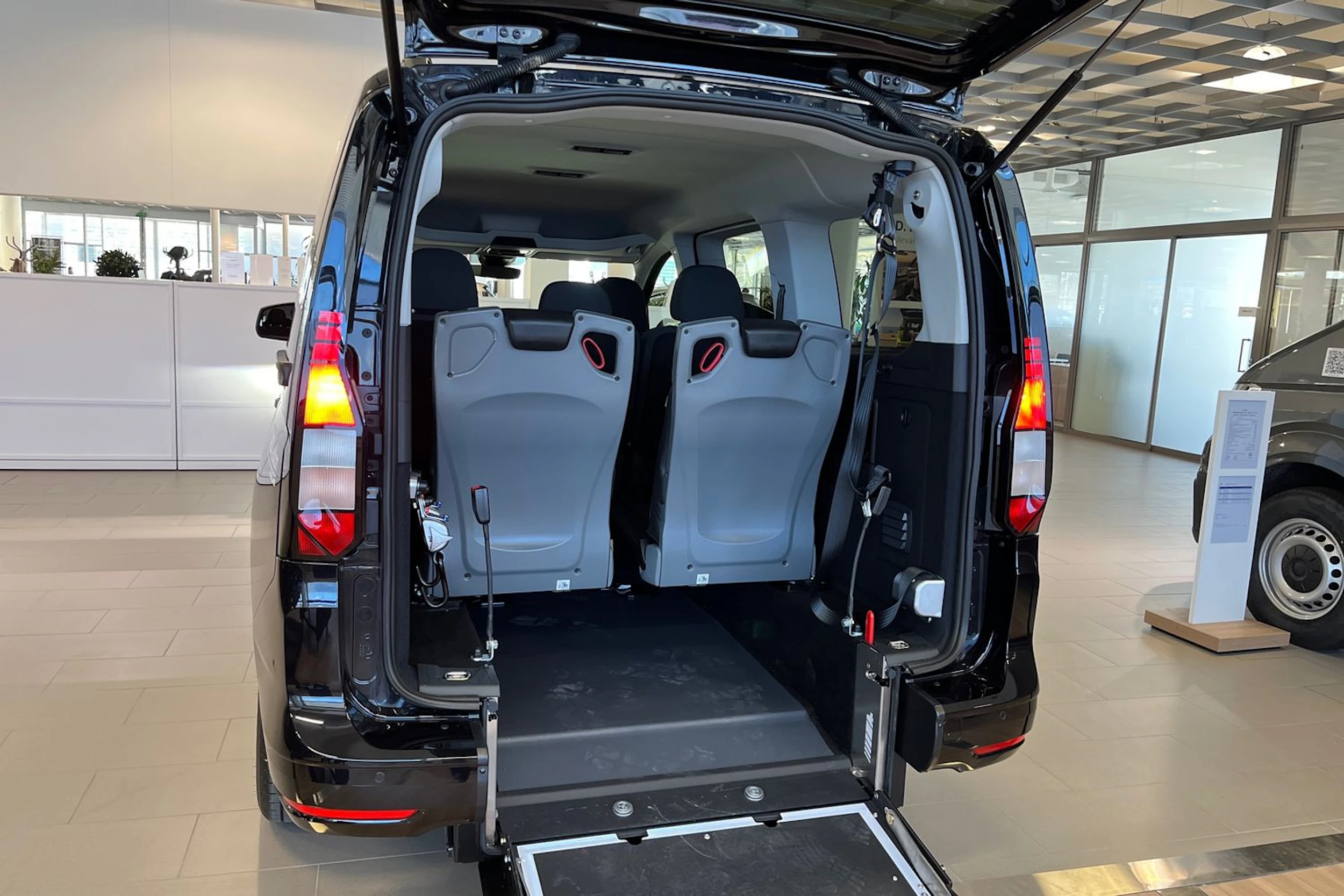 musta Volkswagen Caddy Maxi 2026 kuva 15.