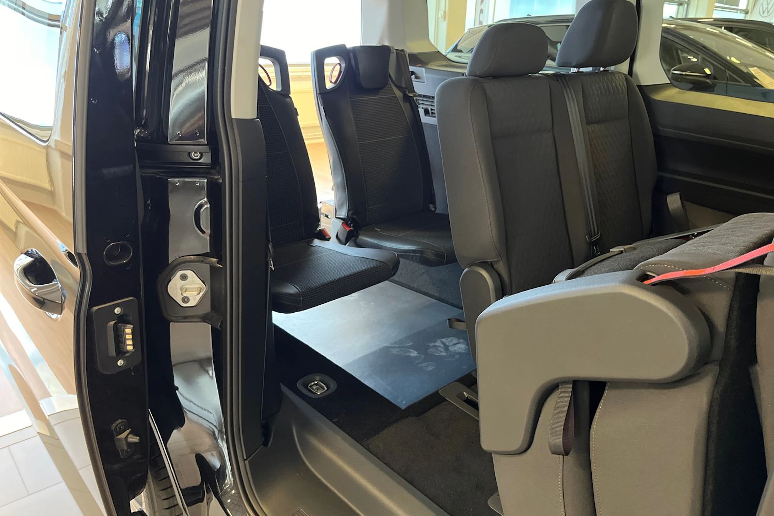 musta Volkswagen Caddy Maxi 2026 kuva 16.