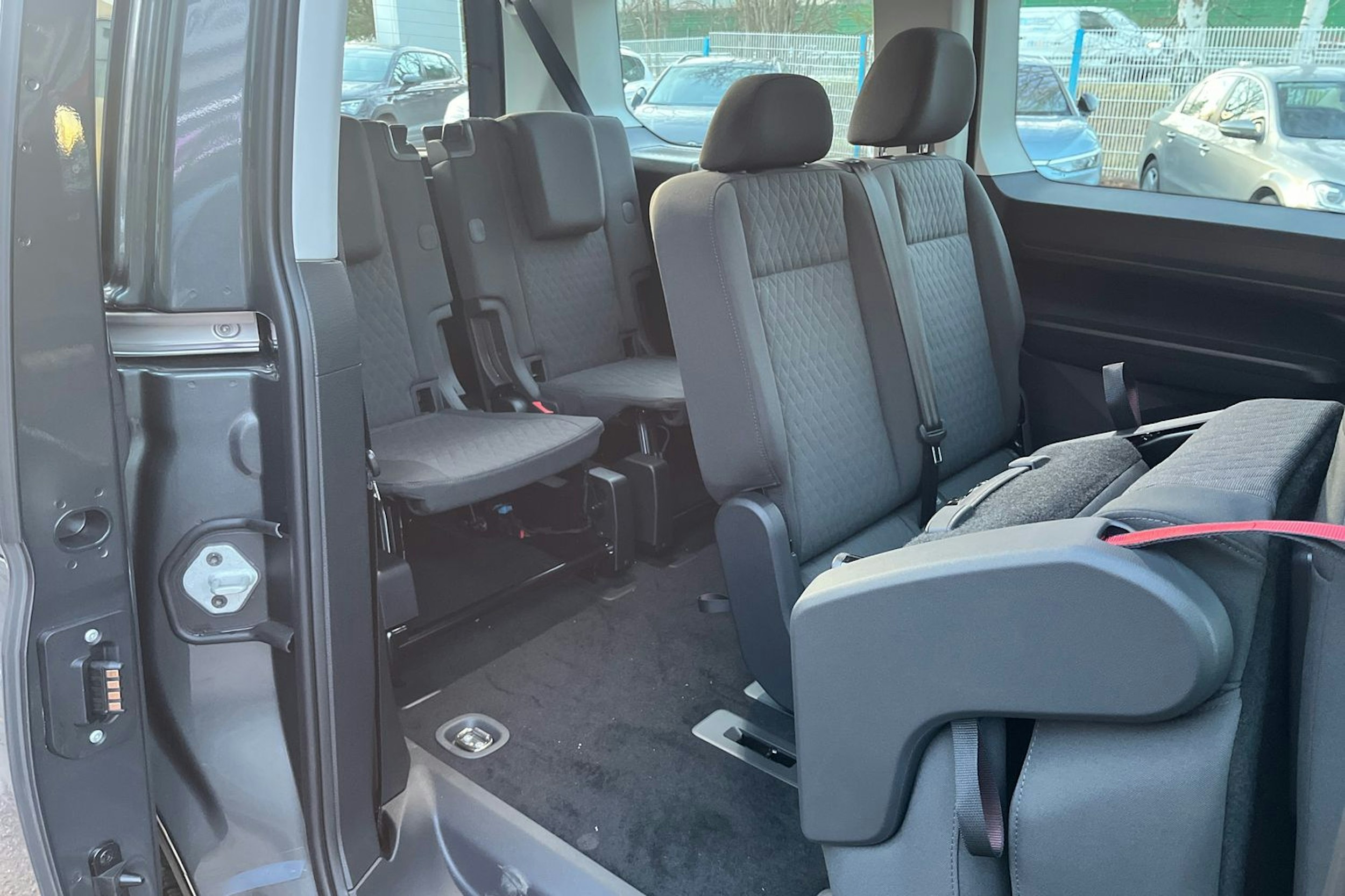 harmaa Volkswagen Caddy Maxi 2026 kuva 13.