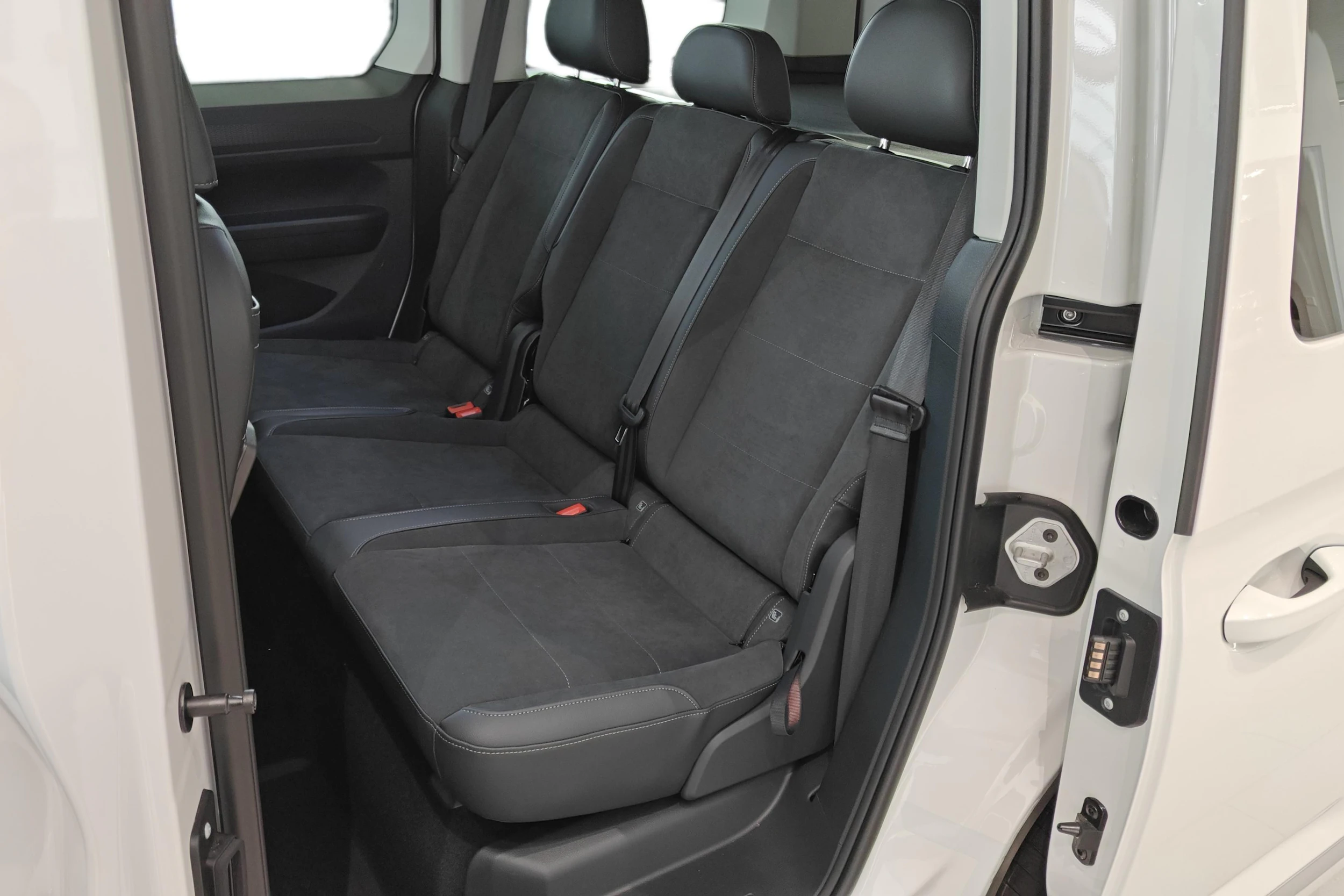 valkoinen Volkswagen Caddy 2026 kuva 11.