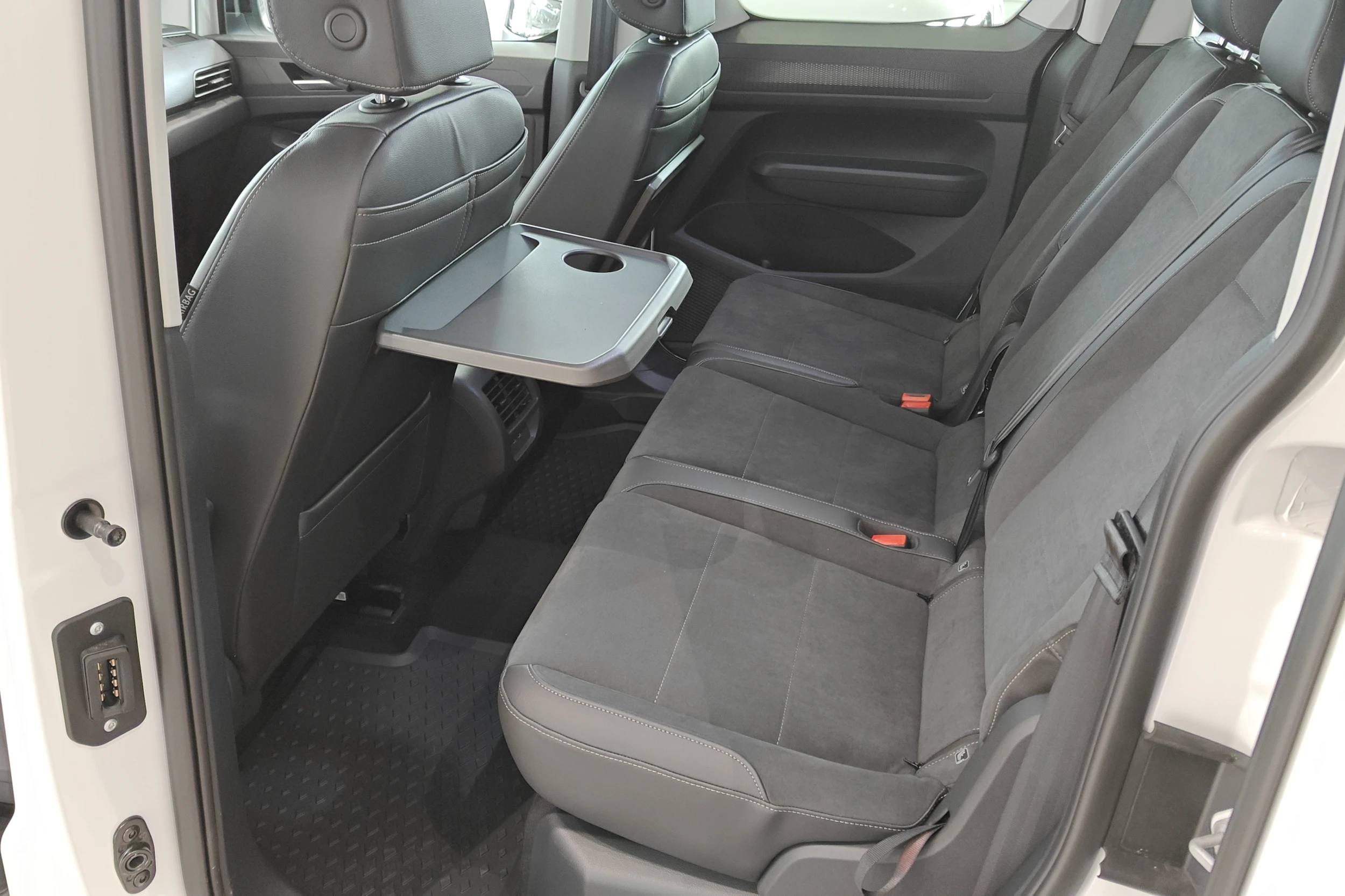 valkoinen Volkswagen Caddy 2026 kuva 13.