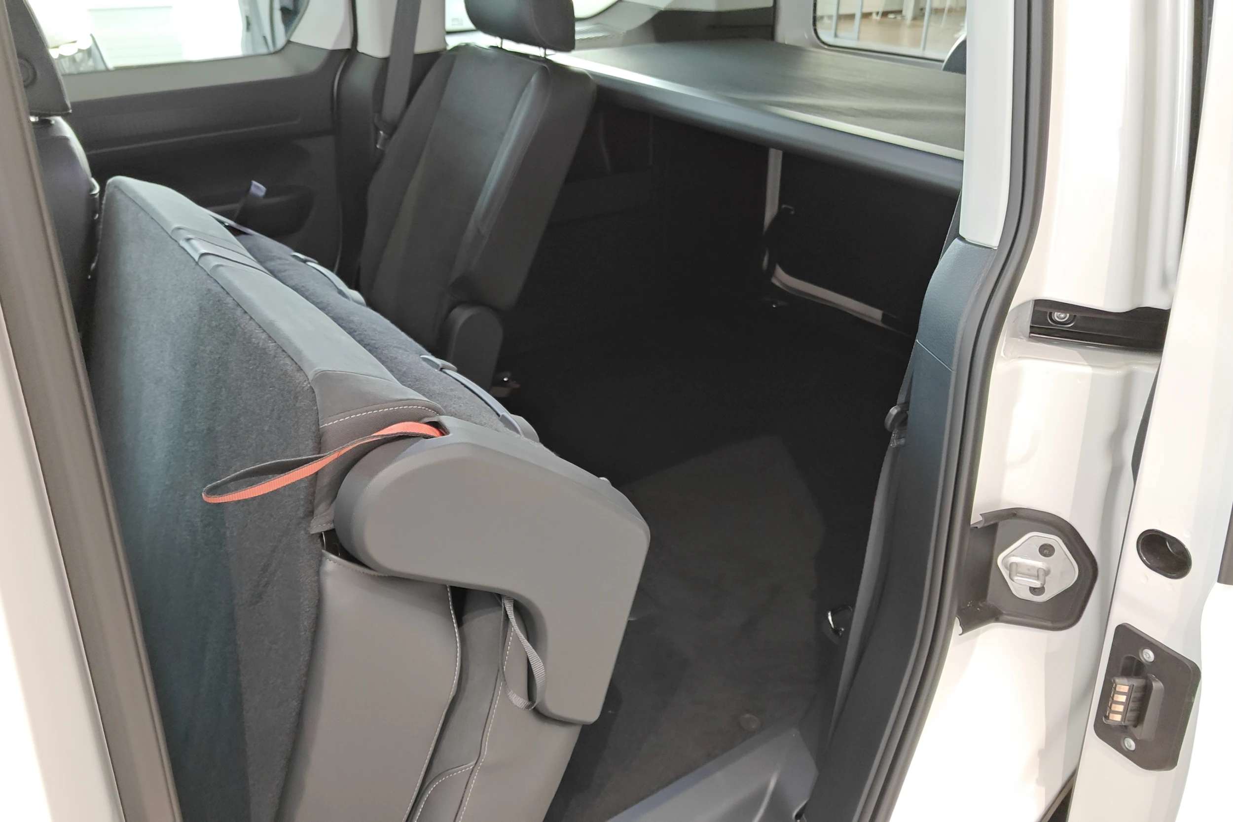 valkoinen Volkswagen Caddy 2026 kuva 14.