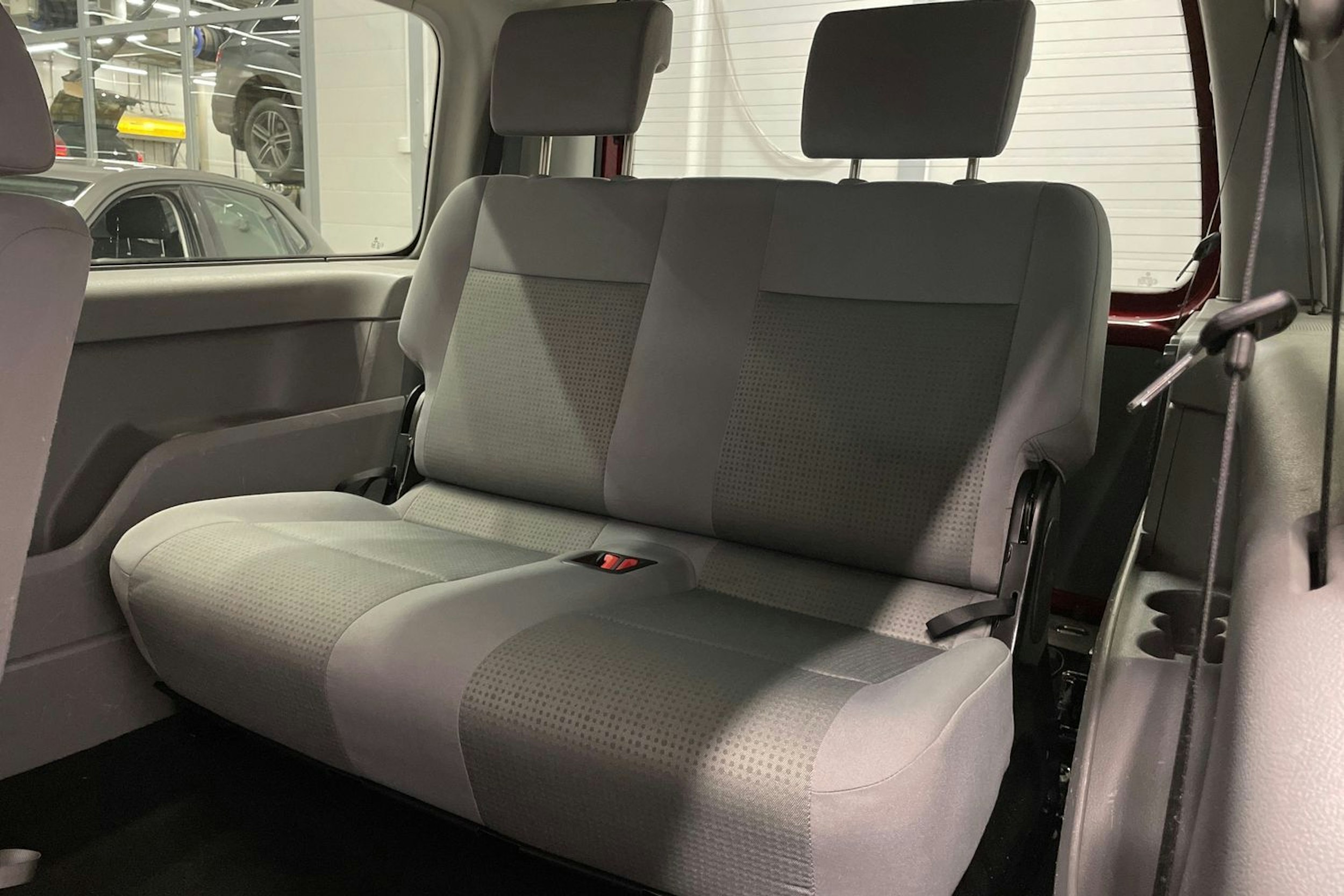 Punainen Volkswagen Caddy Maxi 2008 kuva 18.