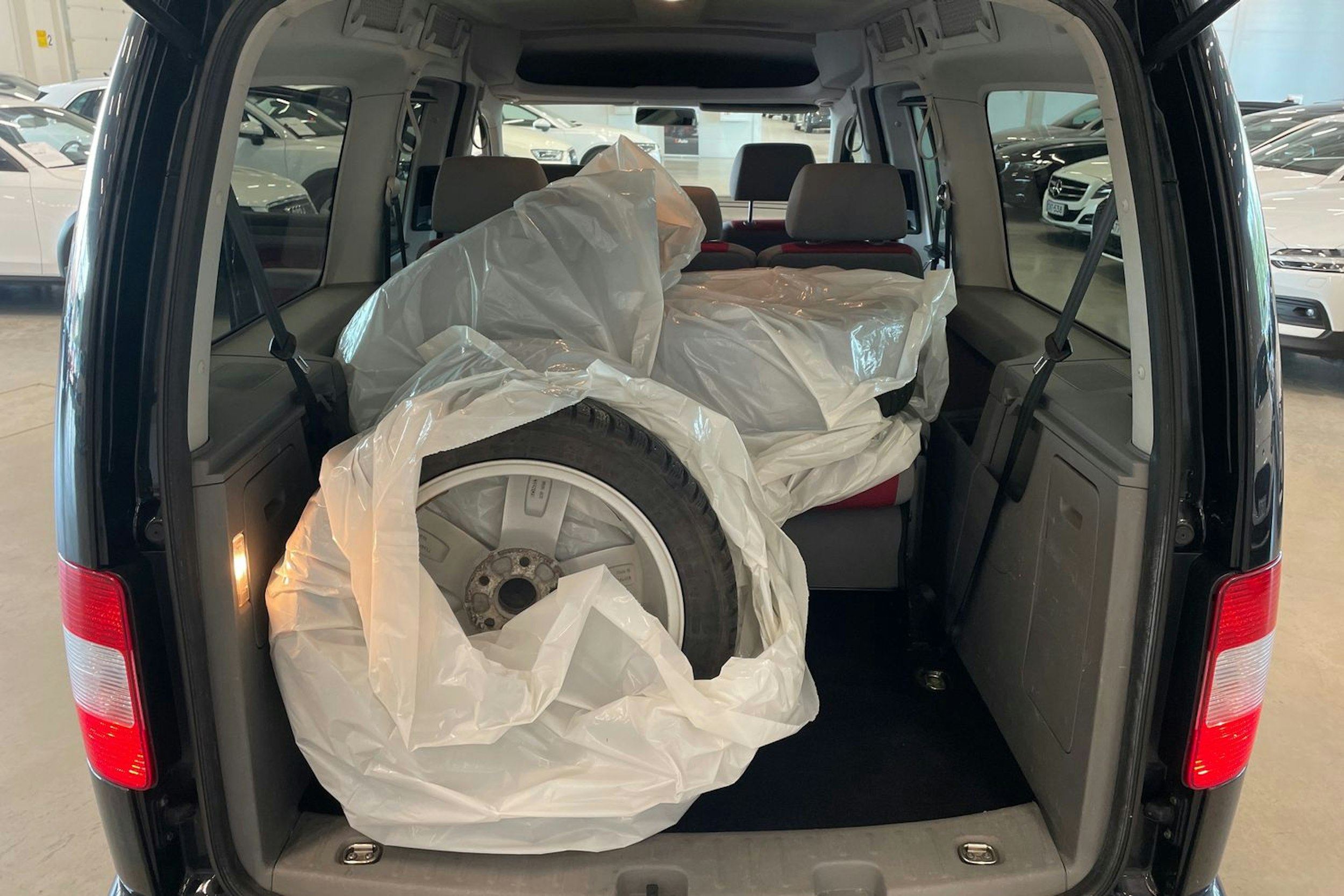 musta Volkswagen Caddy Maxi 2009 kuva 20.