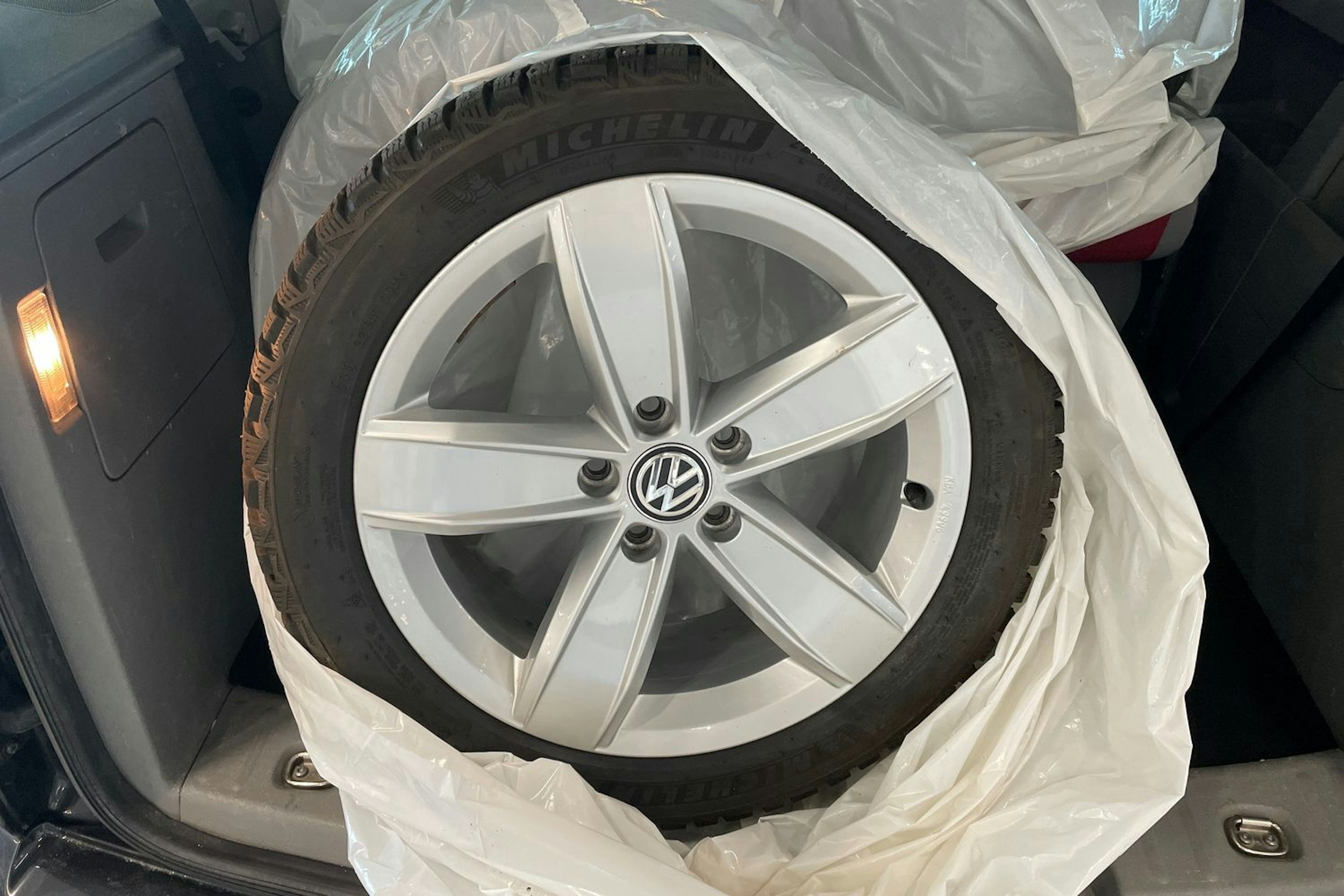 musta Volkswagen Caddy Maxi 2009 kuva 21.