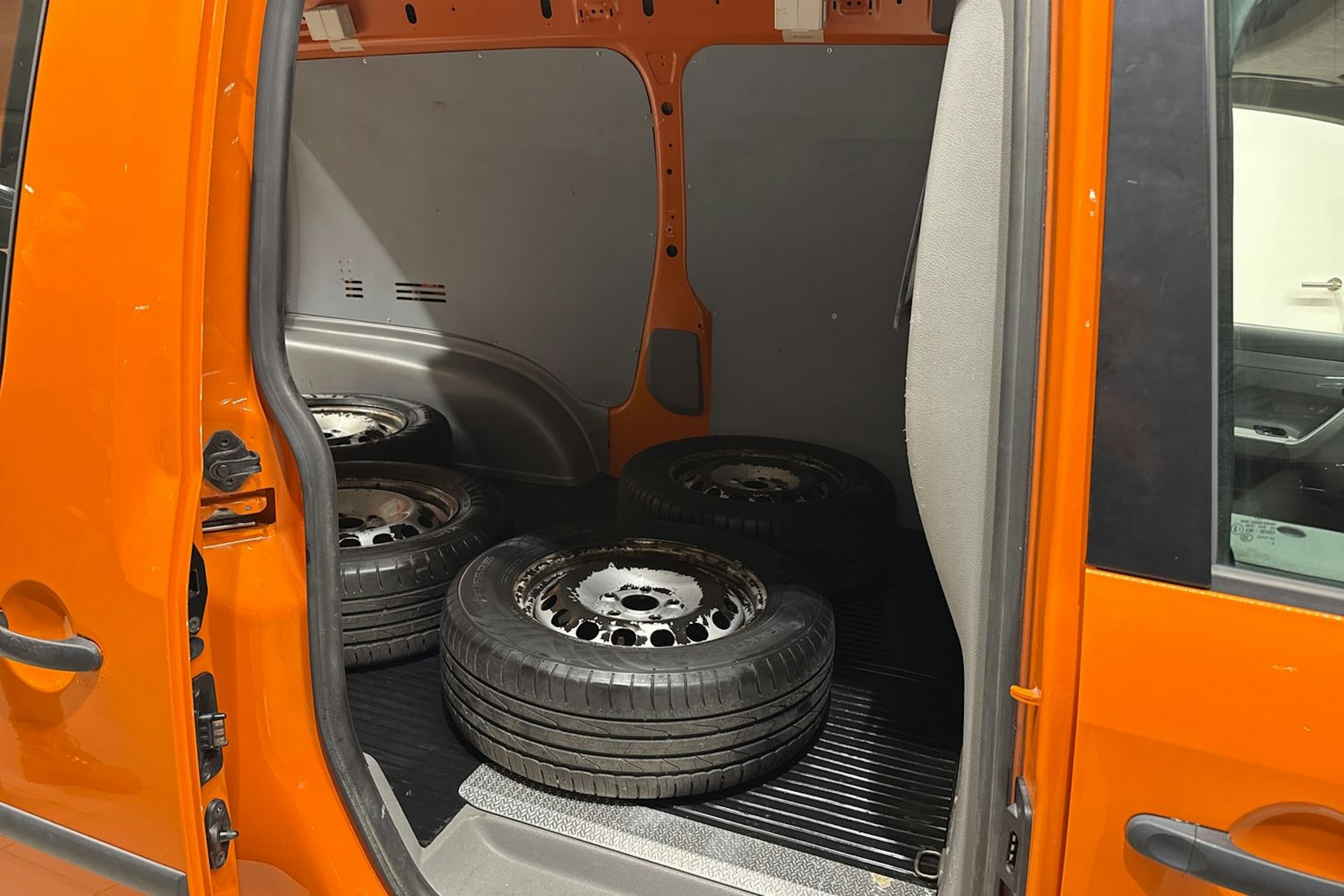 Oranssi Volkswagen Caddy Maxi 2010 kuva 16.