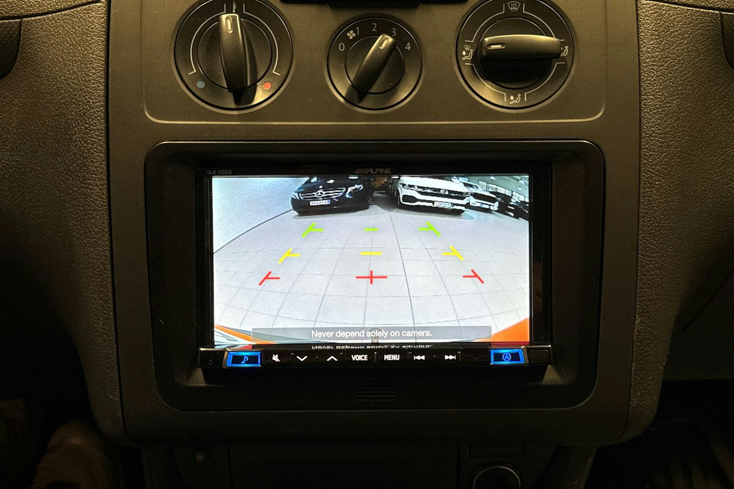 Oranssi Volkswagen Caddy Maxi 2010 kuva 18.