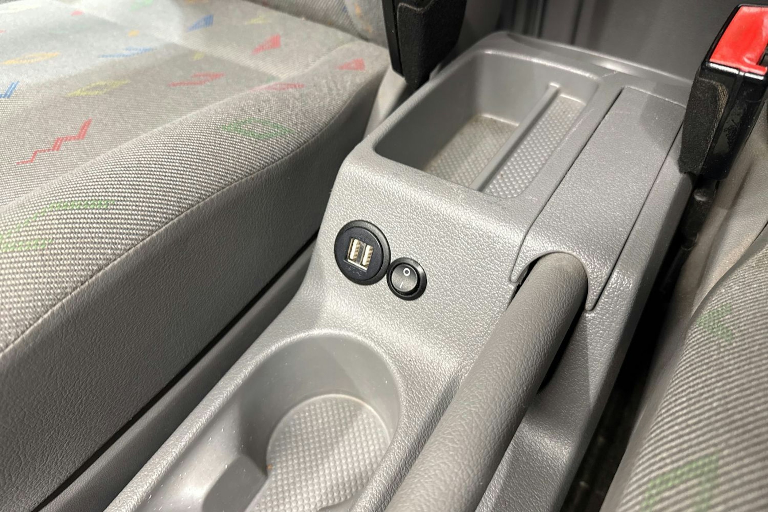 Oranssi Volkswagen Caddy Maxi 2010 kuva 24.