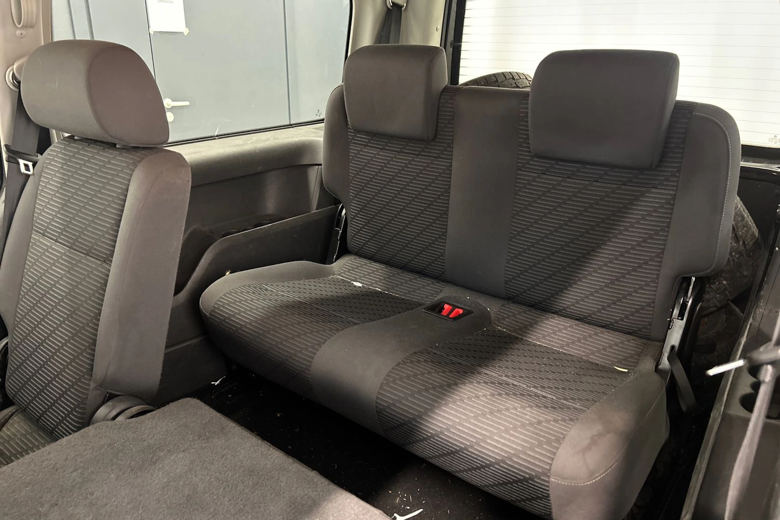 musta Volkswagen Caddy Maxi 2011 kuva 11.