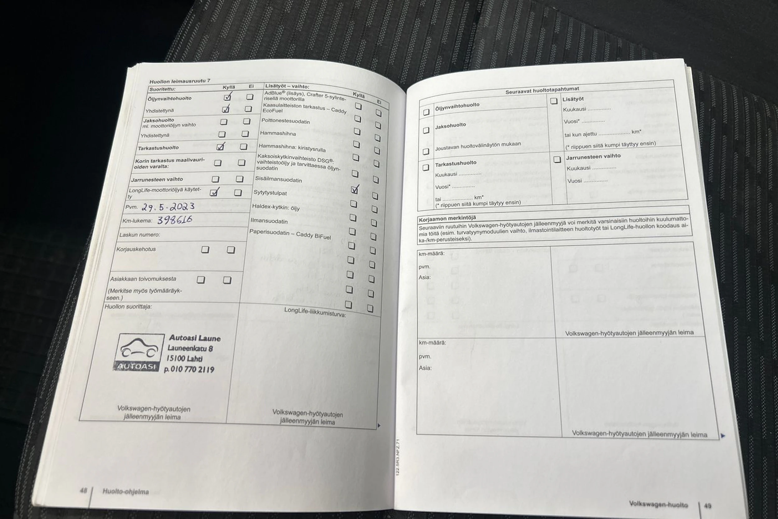 musta Volkswagen Caddy Maxi 2011 kuva 22.