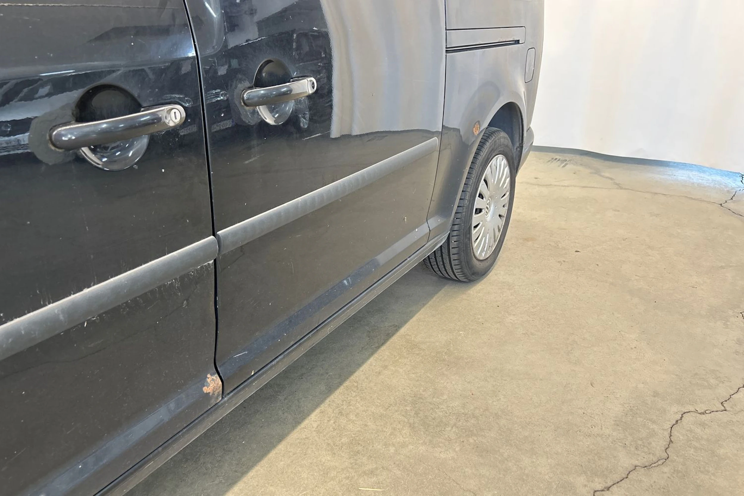 musta Volkswagen Caddy Maxi 2011 kuva 24.