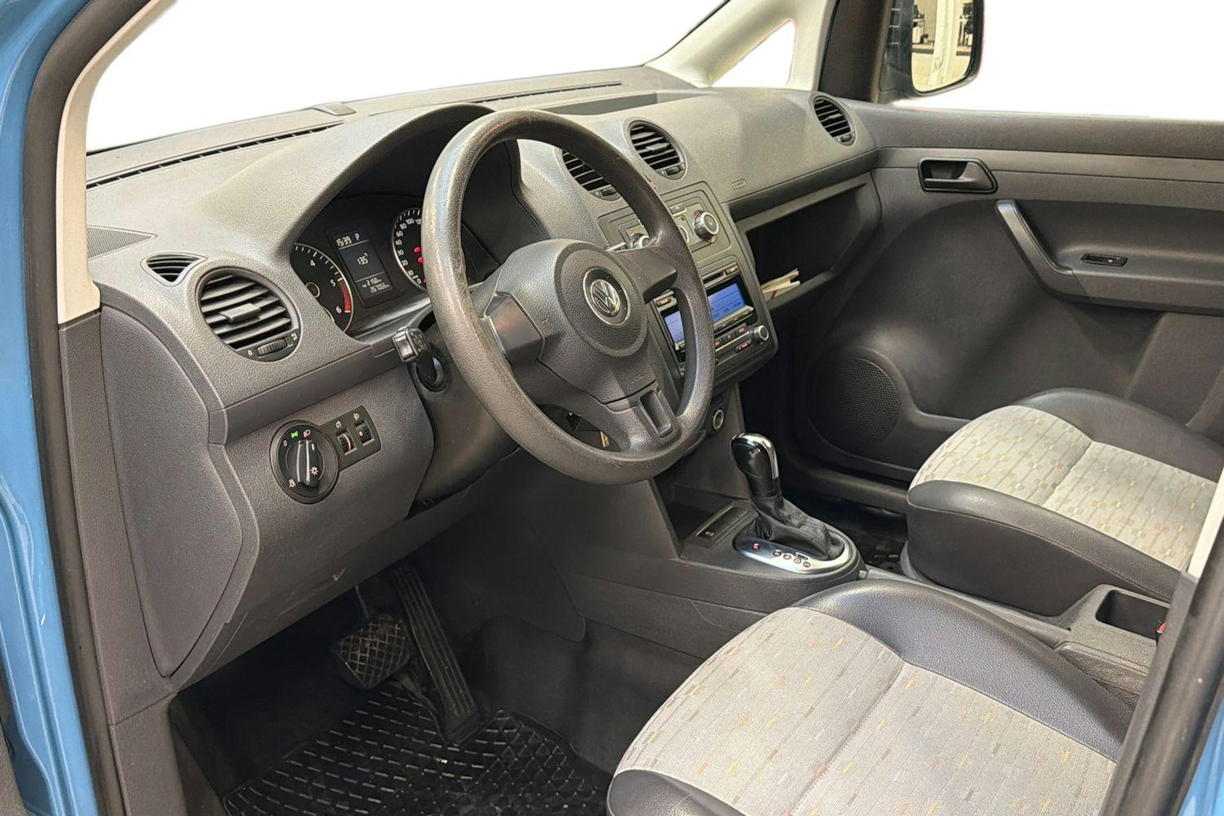 sininen Volkswagen Caddy Maxi 2011 kuva 8.