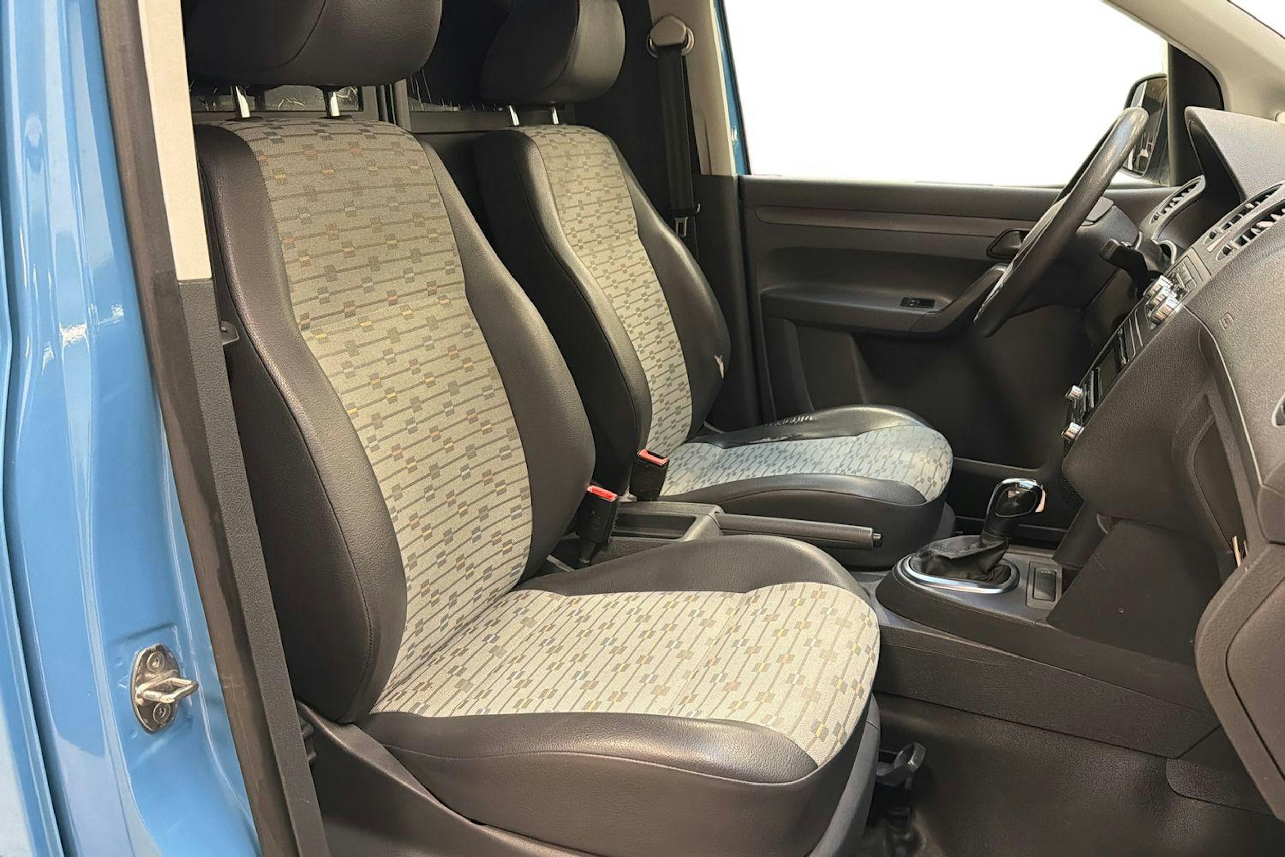 sininen Volkswagen Caddy Maxi 2011 kuva 11.