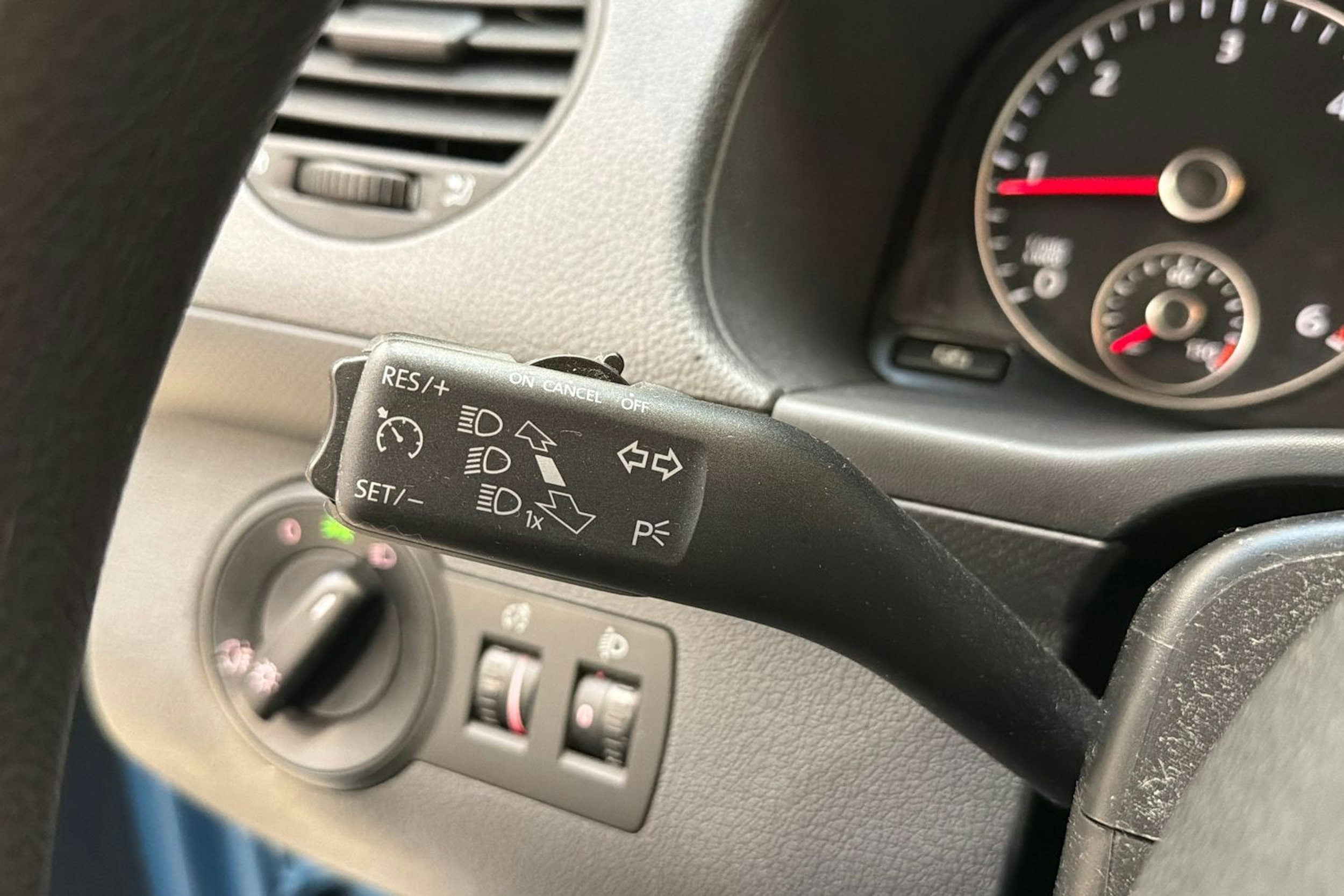 sininen Volkswagen Caddy Maxi 2011 kuva 18.