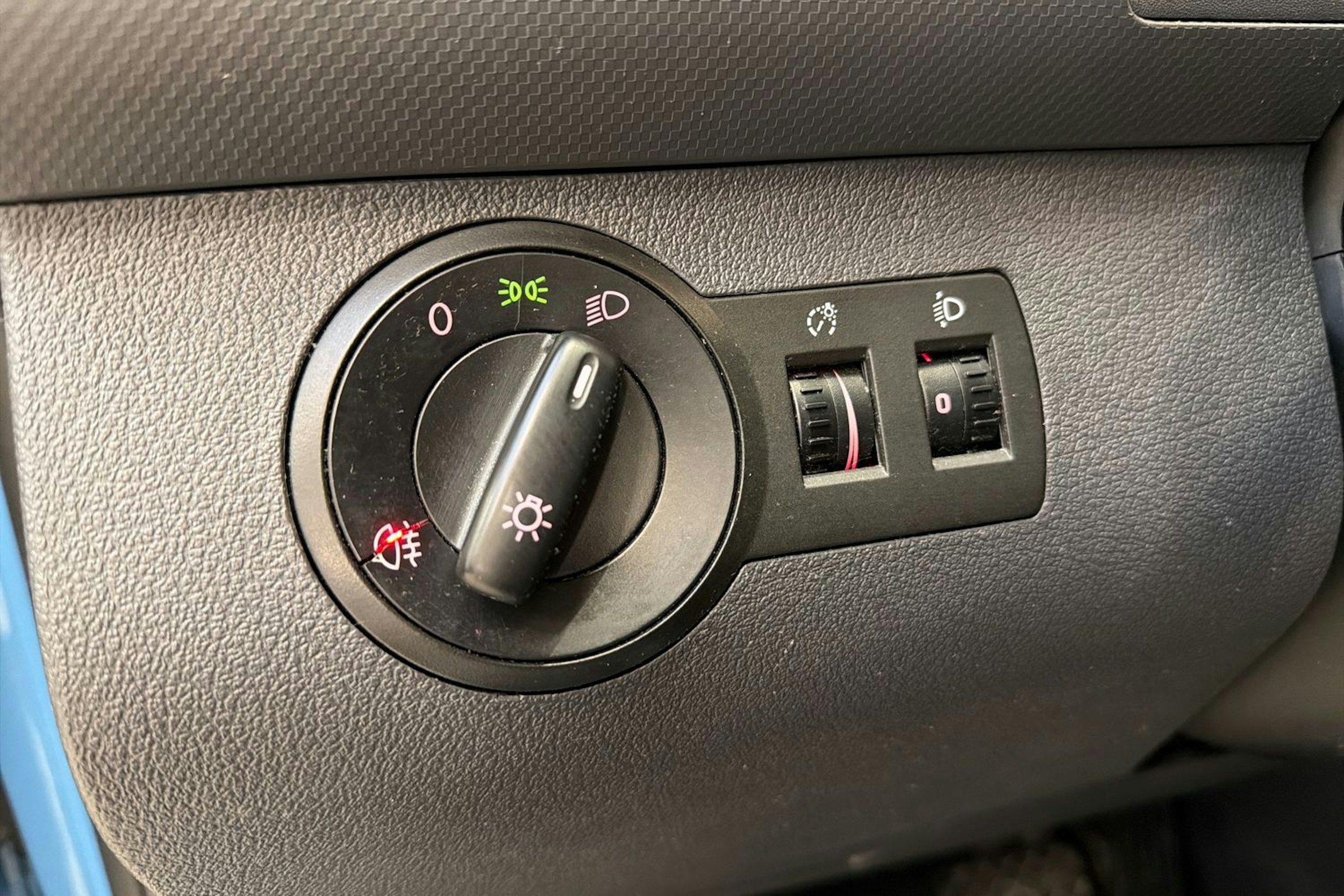 sininen Volkswagen Caddy Maxi 2011 kuva 19.