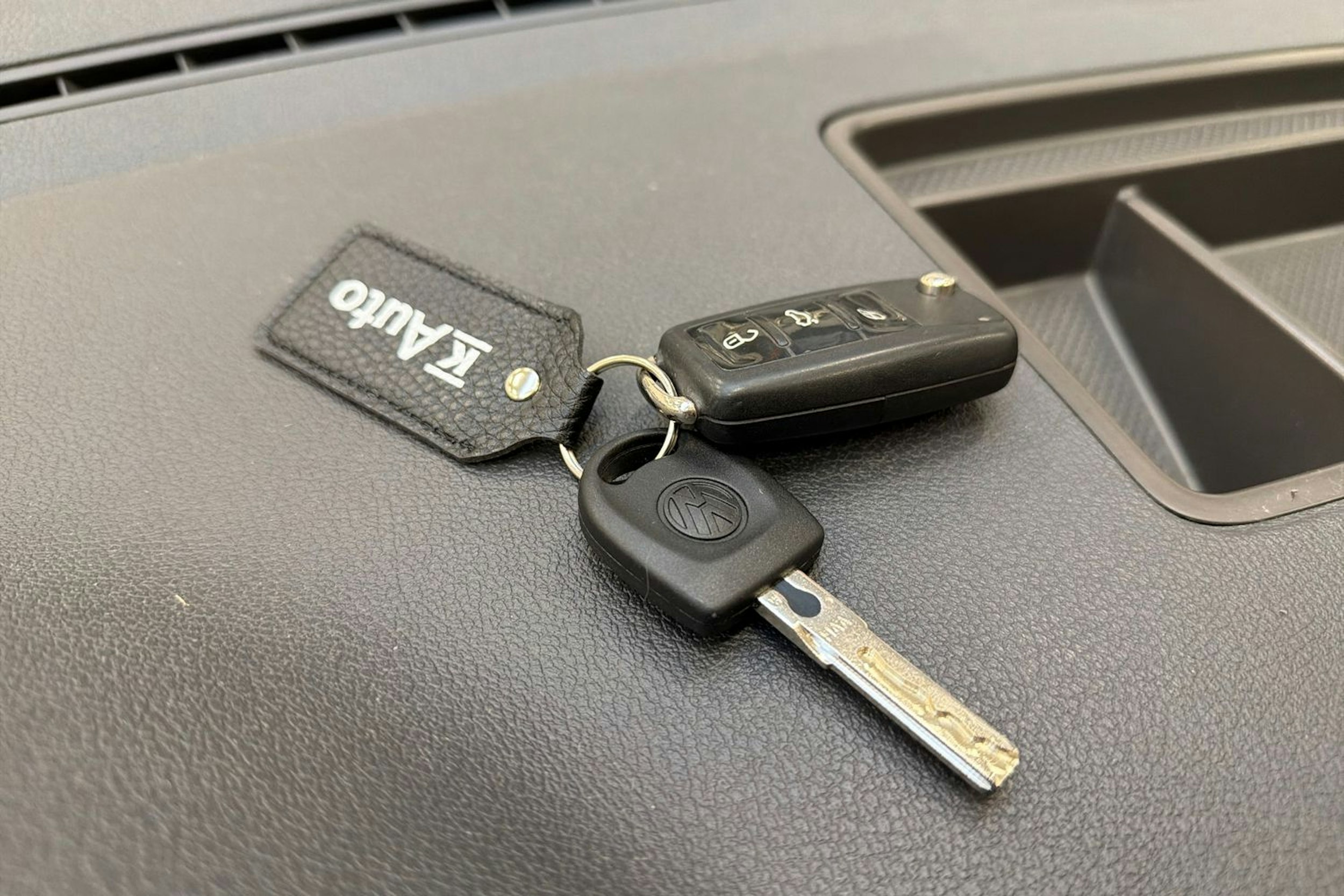 sininen Volkswagen Caddy Maxi 2011 kuva 22.