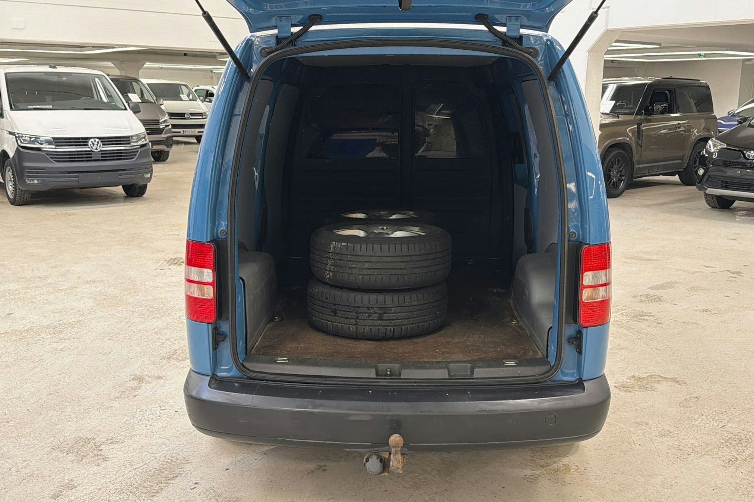 sininen Volkswagen Caddy Maxi 2011 kuva 24.