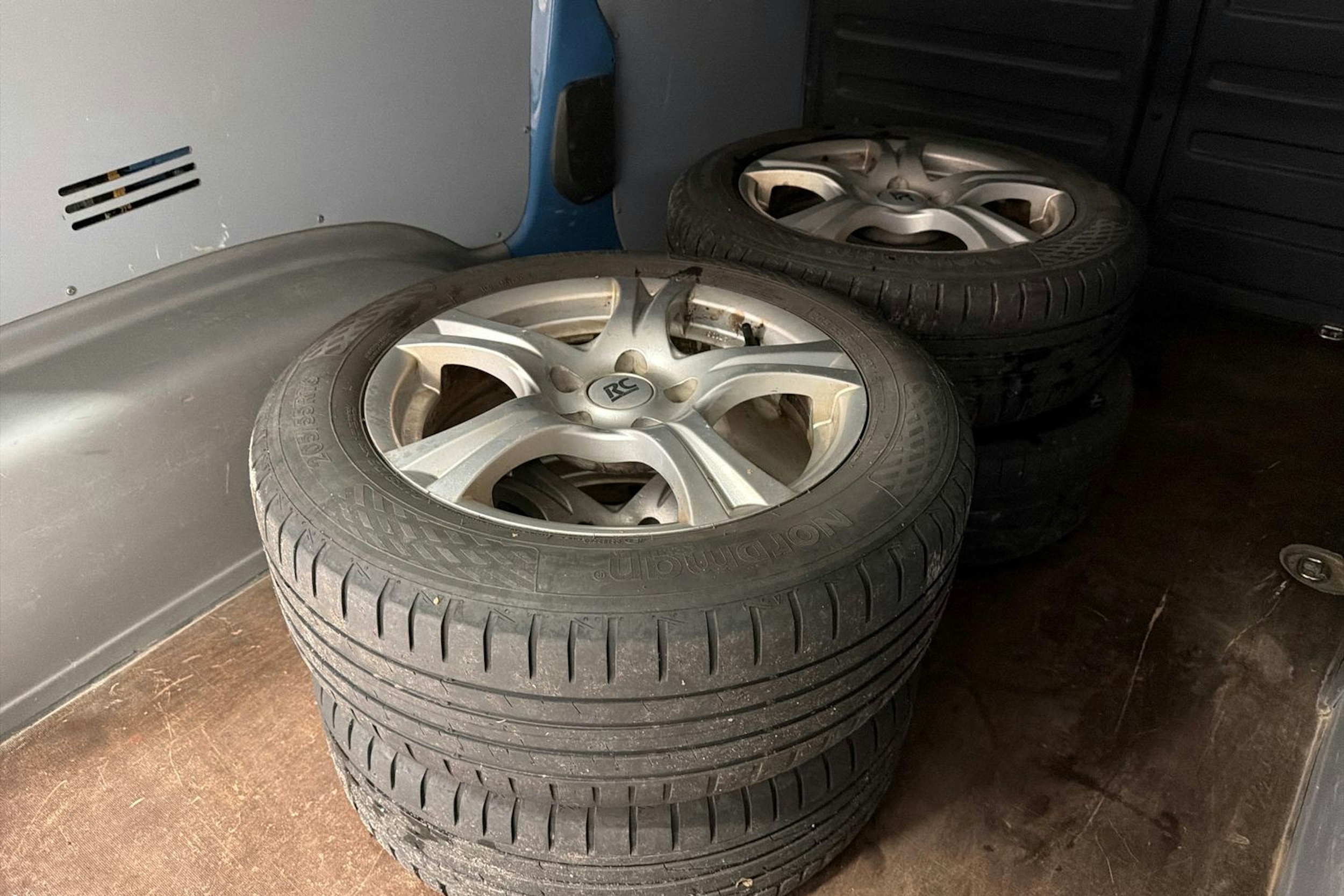 sininen Volkswagen Caddy Maxi 2011 kuva 25.