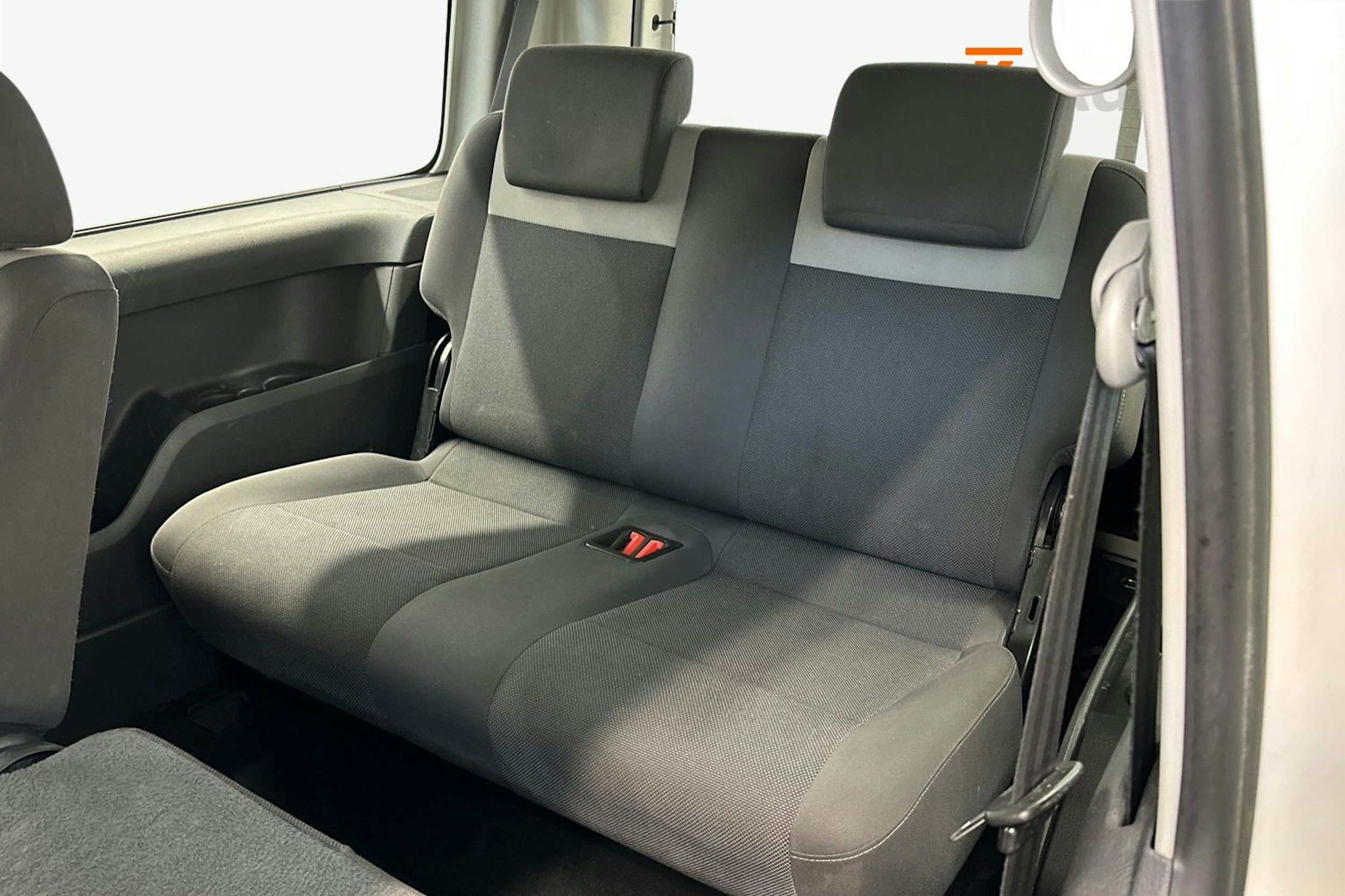valkoinen Volkswagen Caddy Maxi 2012 kuva 11.