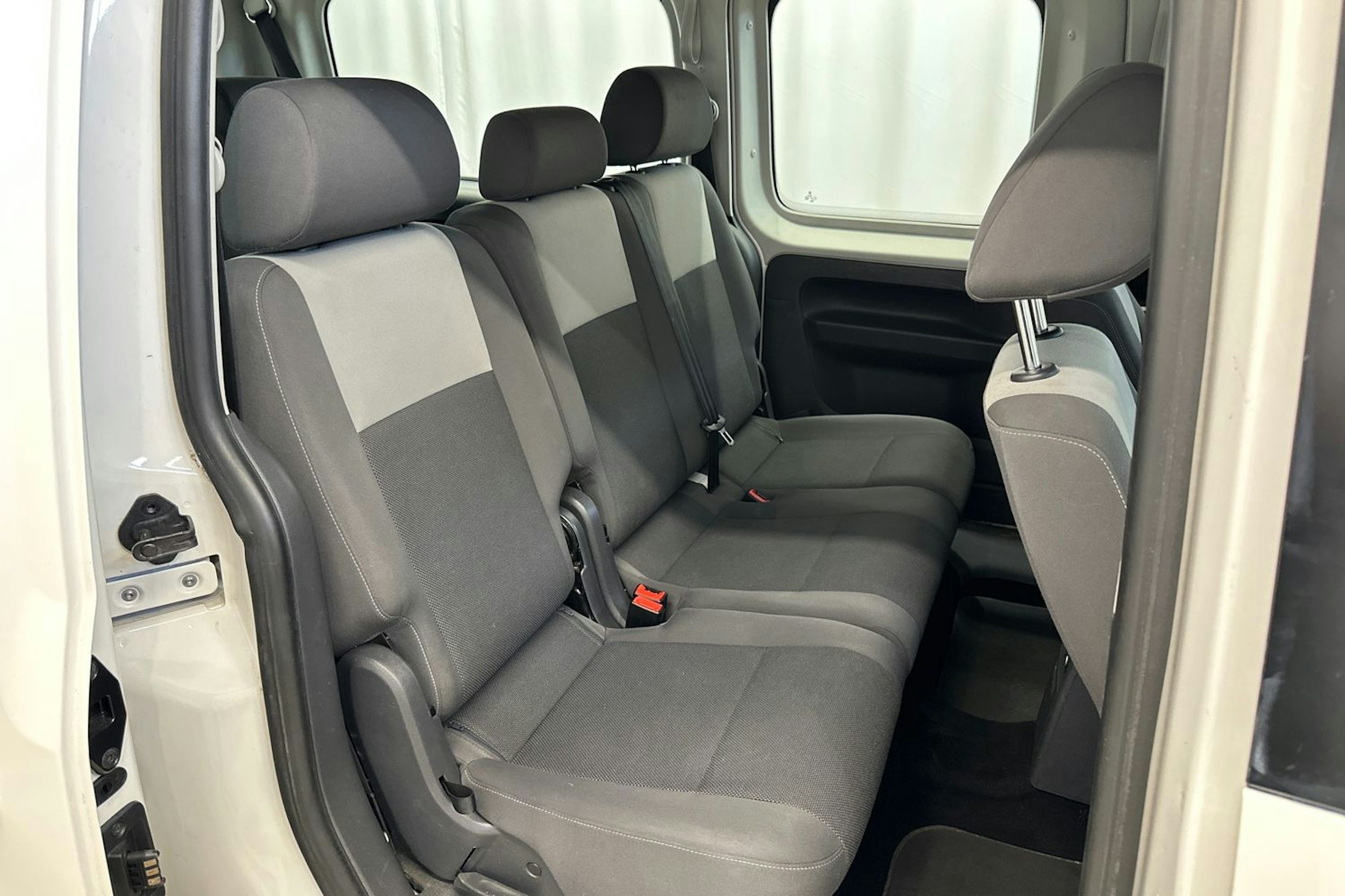 valkoinen Volkswagen Caddy Maxi 2012 kuva 13.