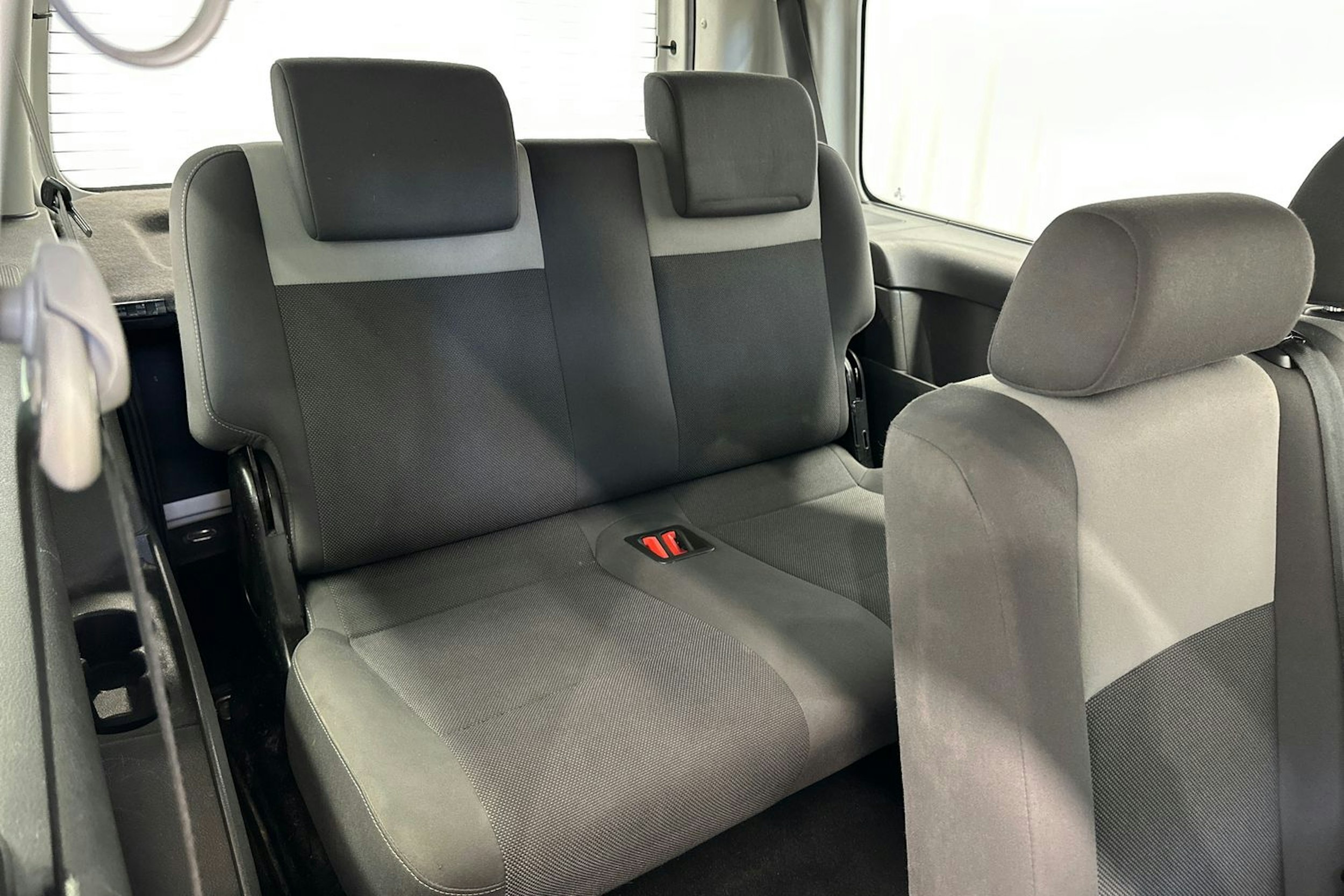 valkoinen Volkswagen Caddy Maxi 2012 kuva 14.