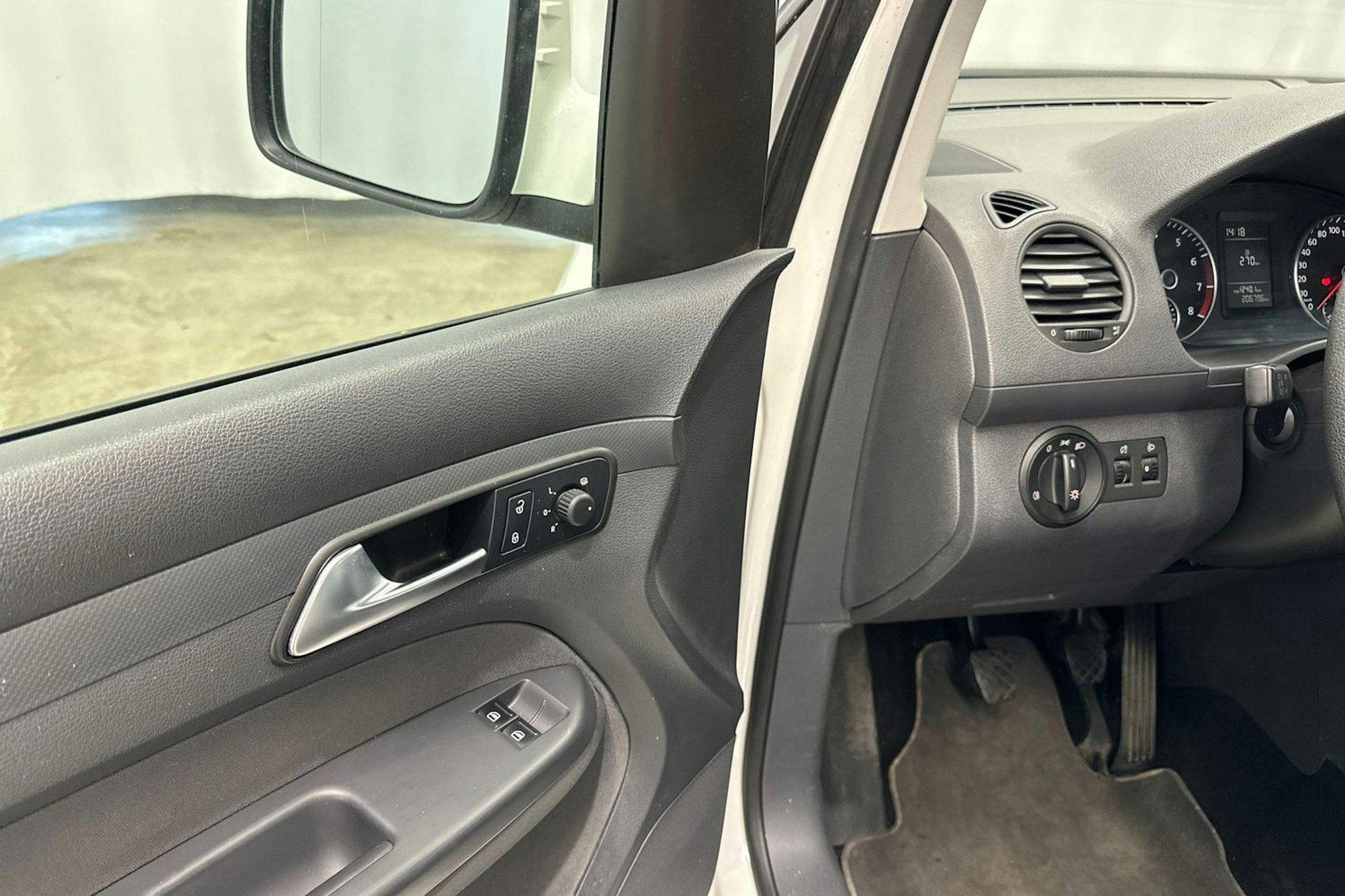 valkoinen Volkswagen Caddy Maxi 2012 kuva 16.