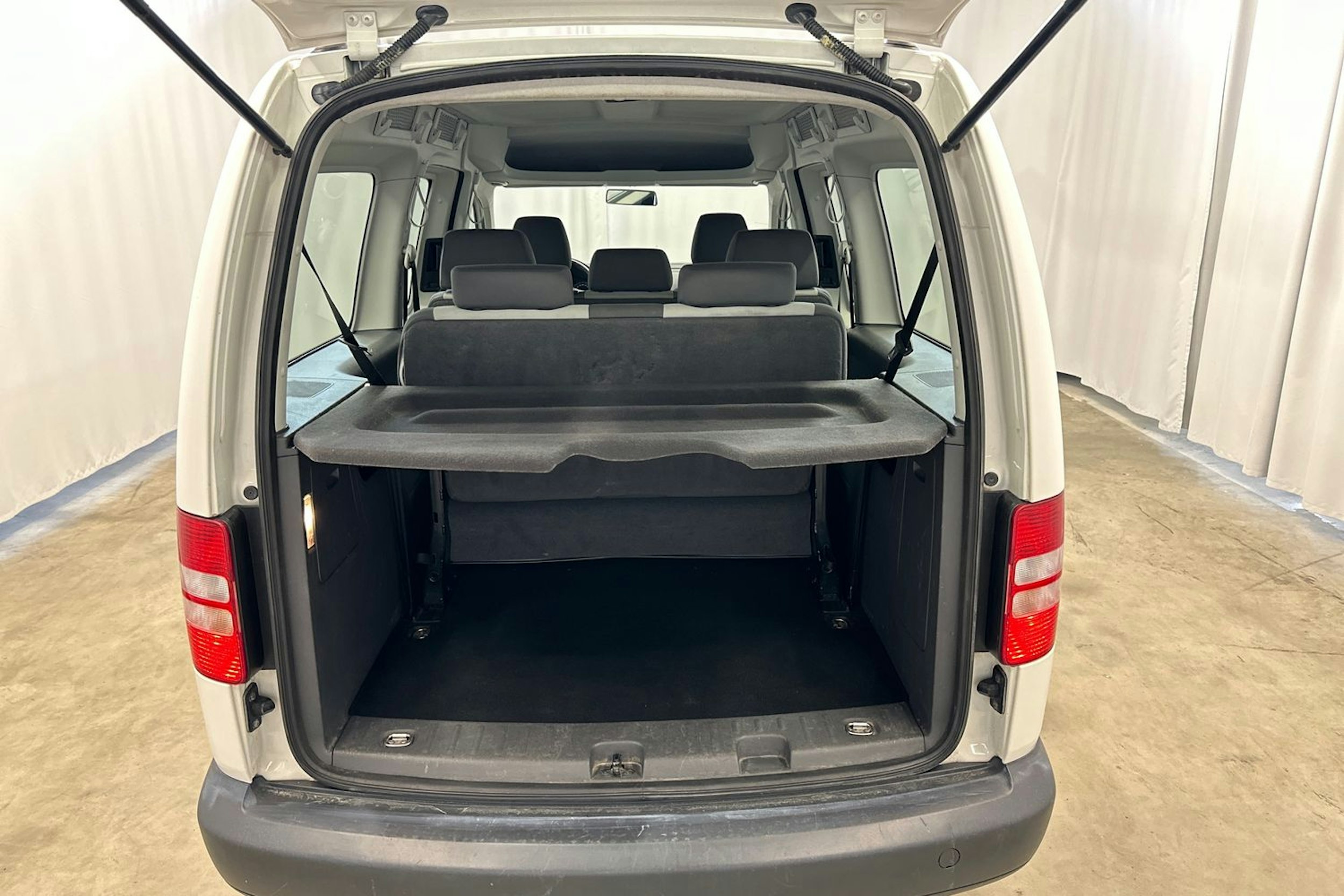 valkoinen Volkswagen Caddy Maxi 2012 kuva 23.