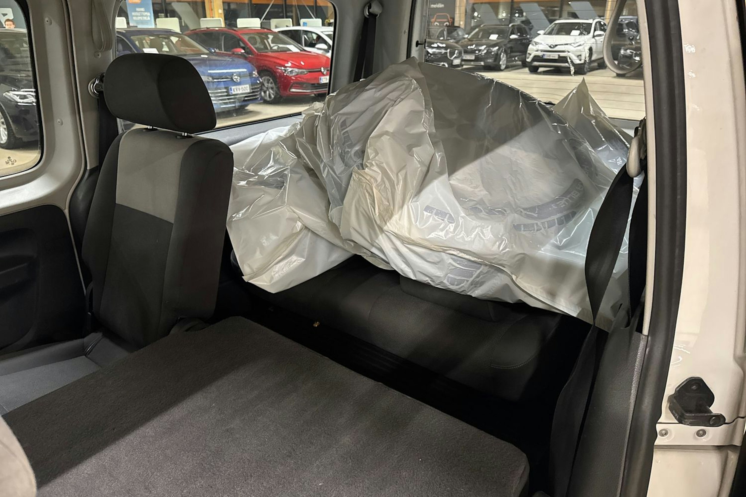 valkoinen Volkswagen Caddy Maxi 2012 kuva 20.