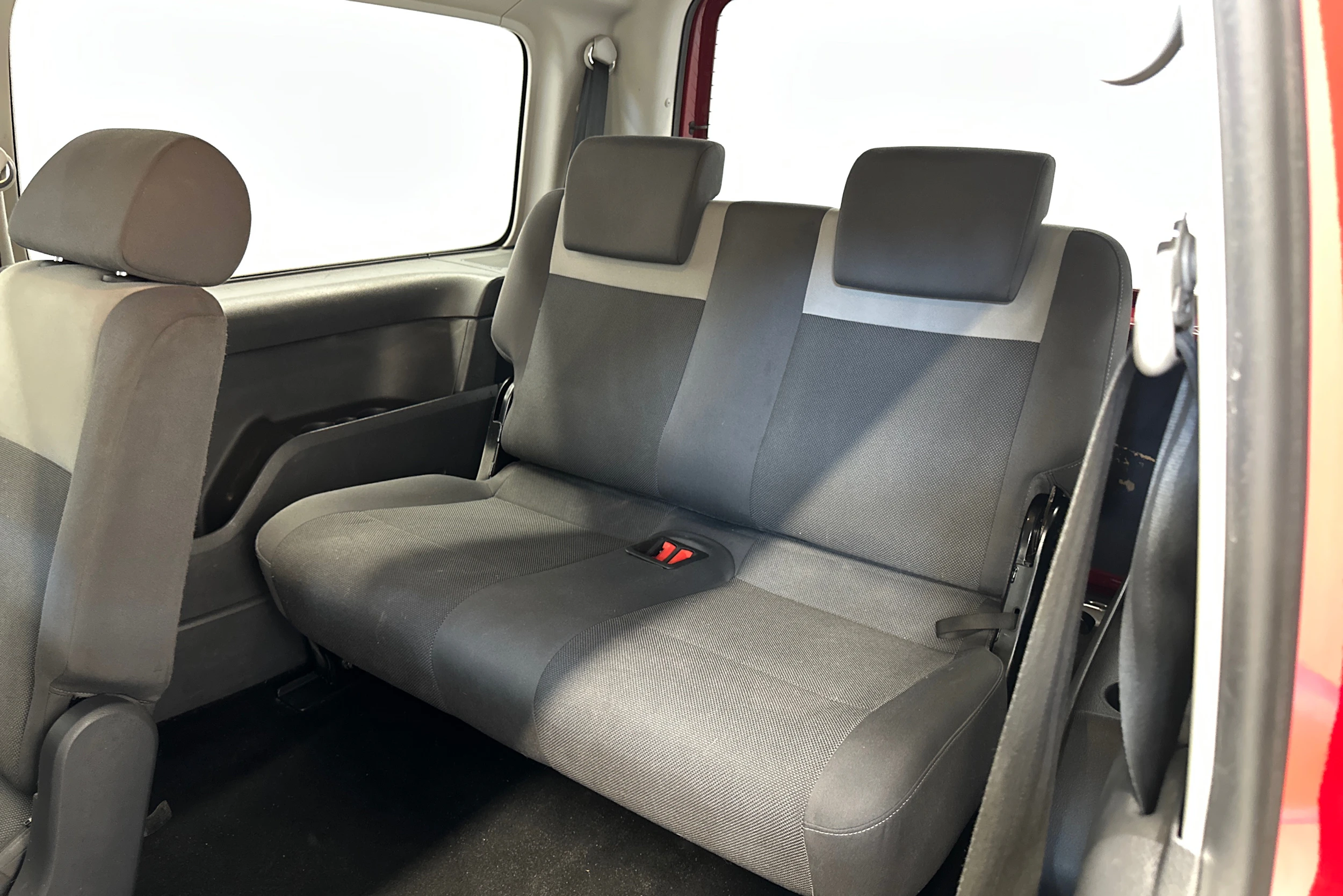 punainen Volkswagen Caddy Maxi 2012 kuva 13.