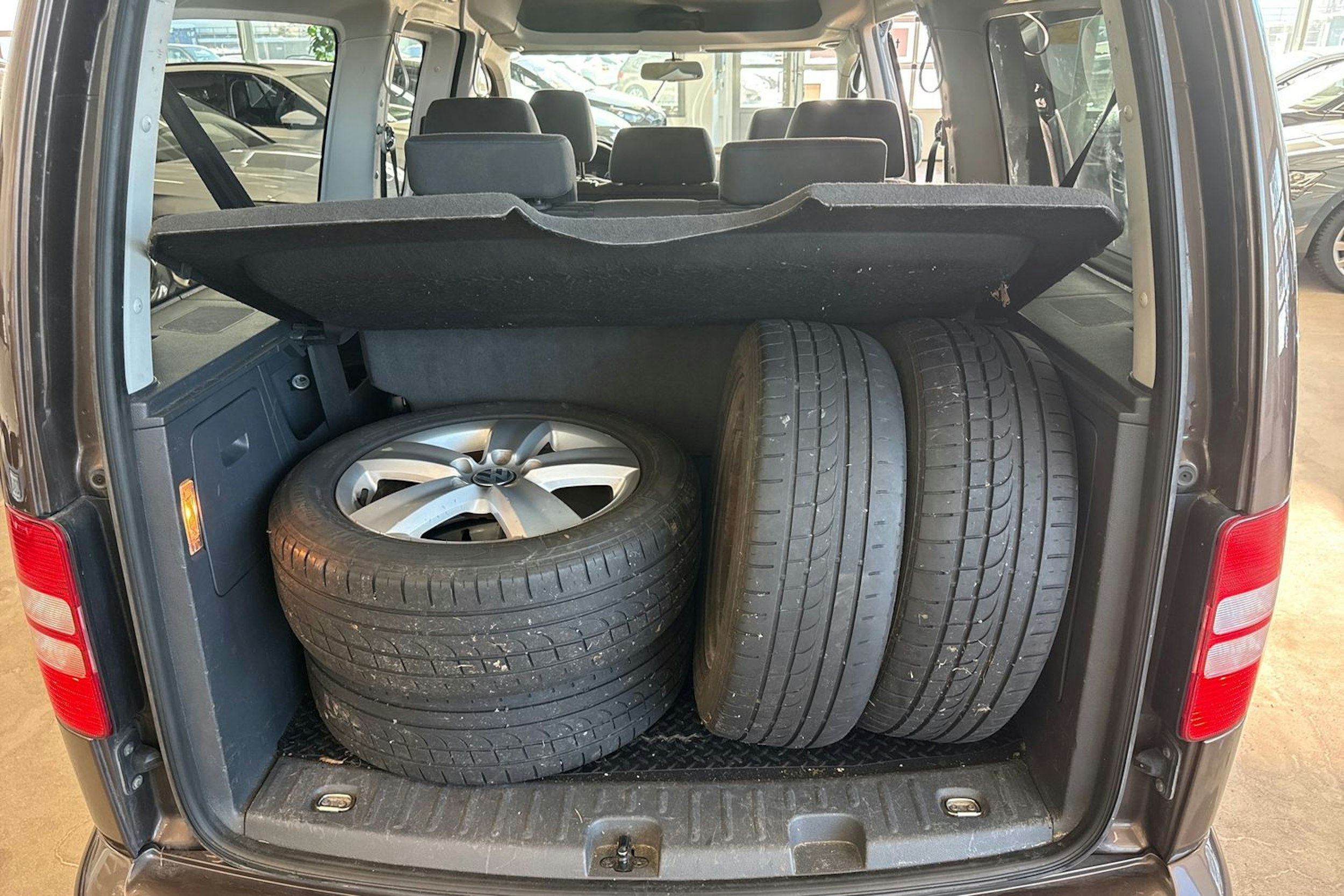 Ruskea (beige) Volkswagen Caddy Maxi 2012 kuva 18.