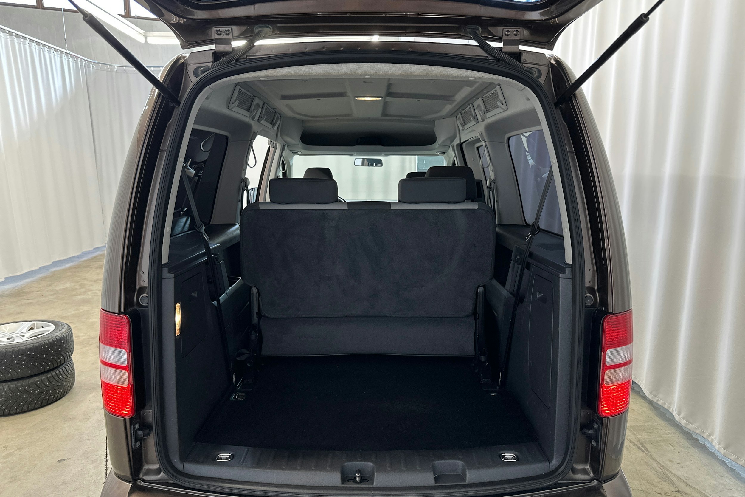ruskea (beige) Volkswagen Caddy Maxi 2013 kuva 11.