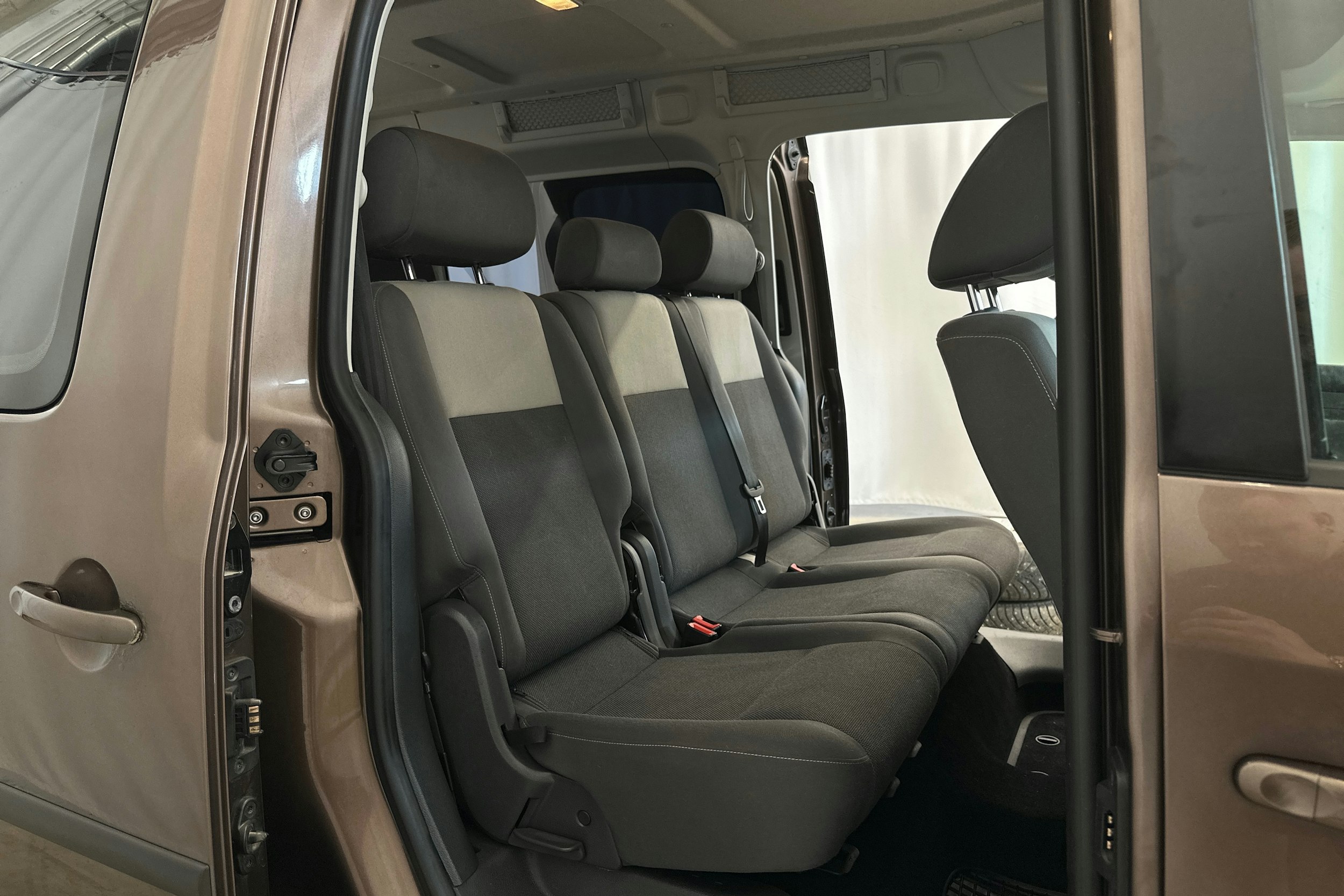 ruskea (beige) Volkswagen Caddy Maxi 2013 kuva 13.