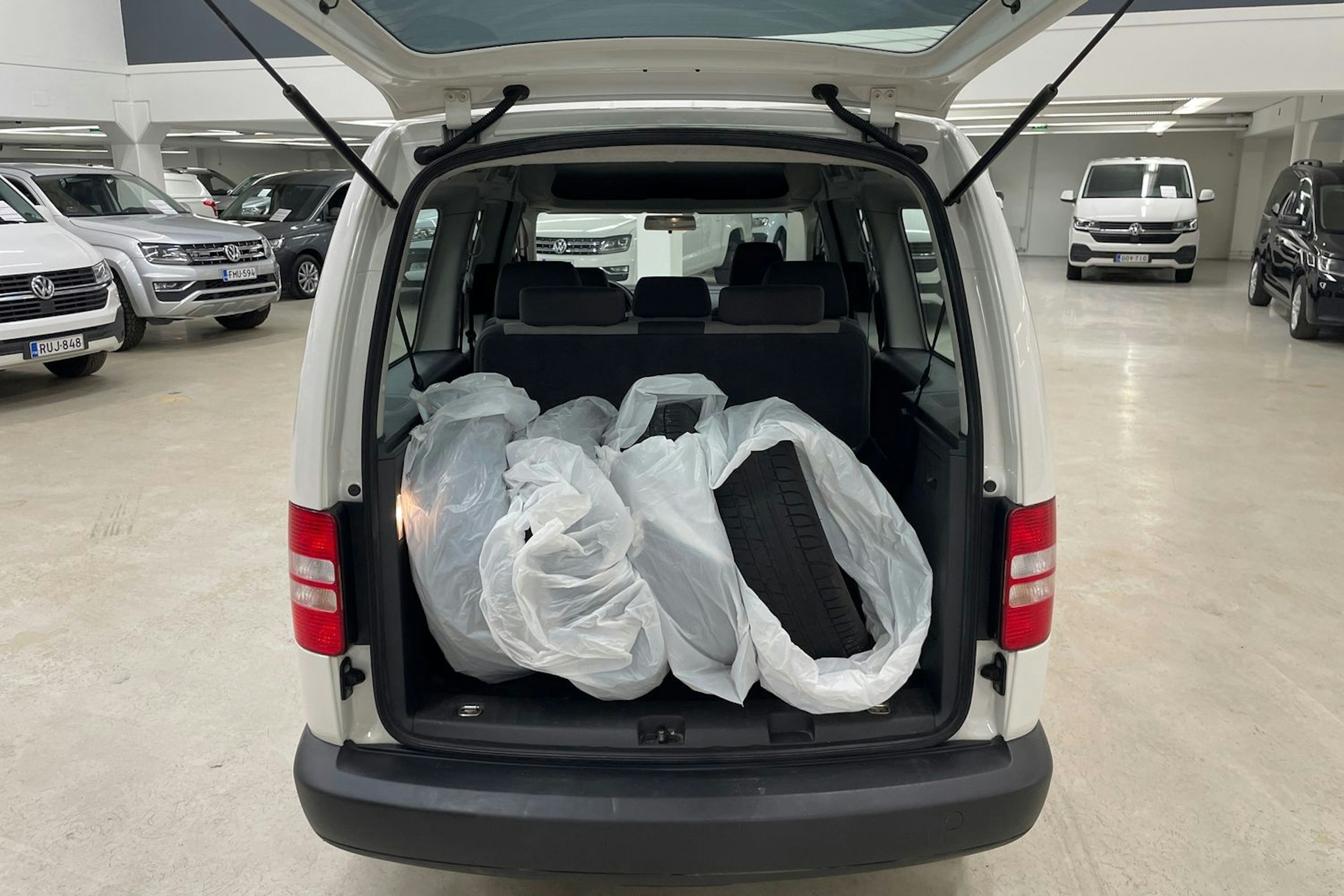 valkoinen Volkswagen Caddy Maxi 2013 kuva 15.