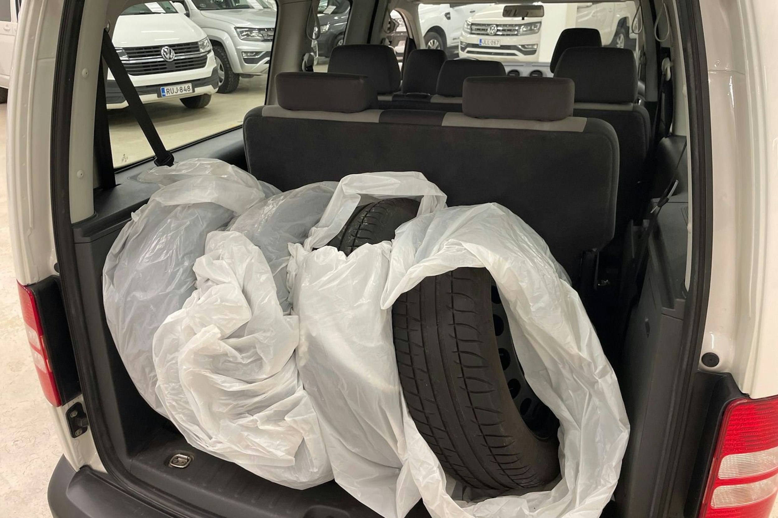 valkoinen Volkswagen Caddy Maxi 2013 kuva 16.