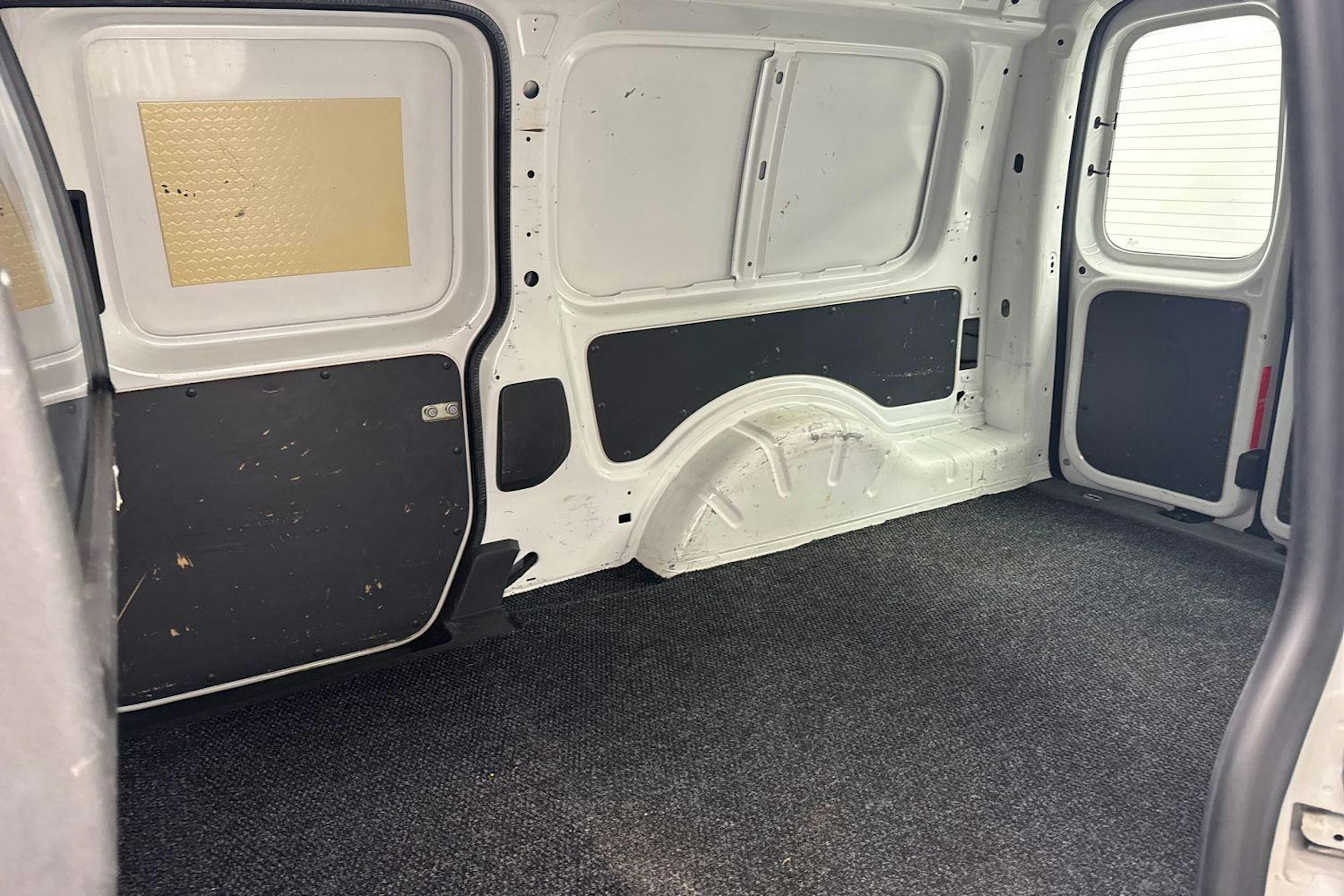 valkoinen Volkswagen Caddy Maxi 2013 kuva 10.