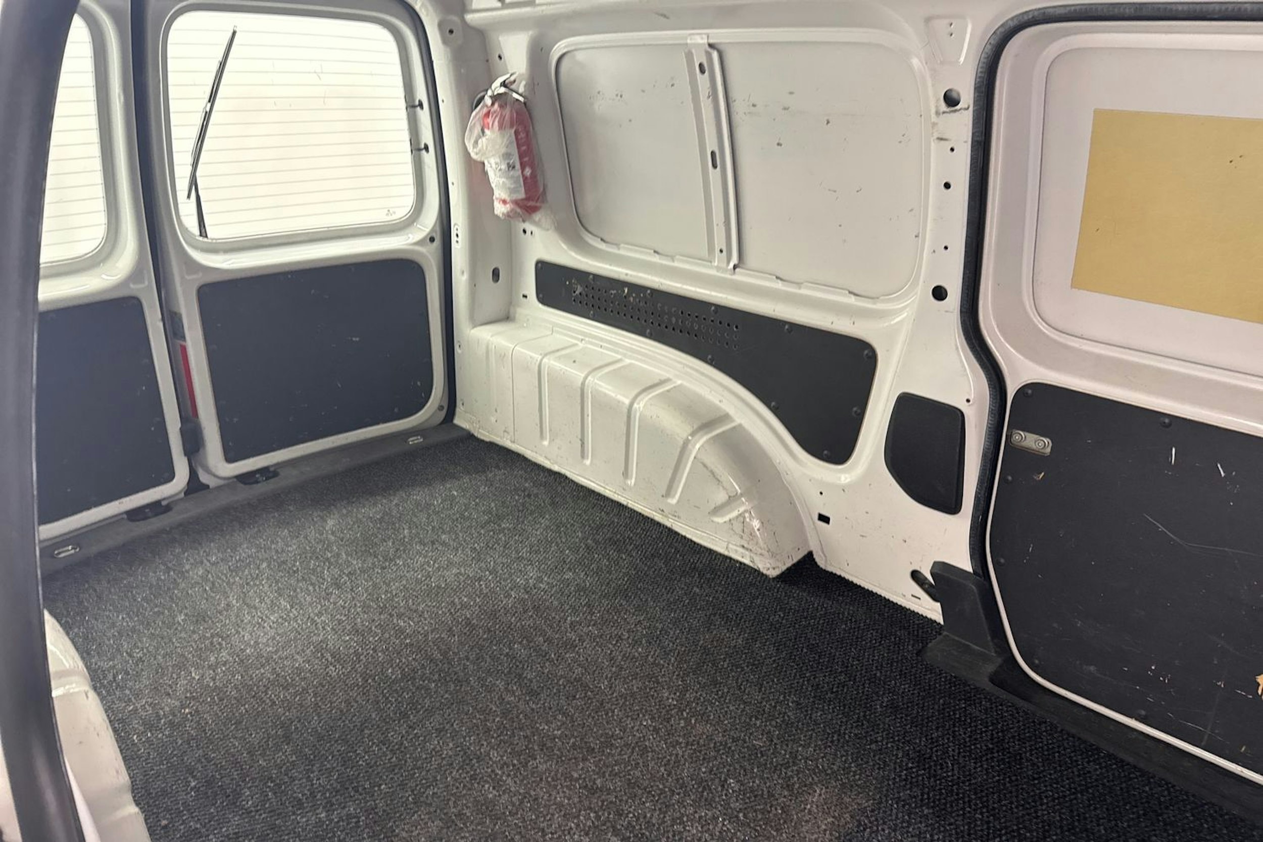 valkoinen Volkswagen Caddy Maxi 2013 kuva 29.