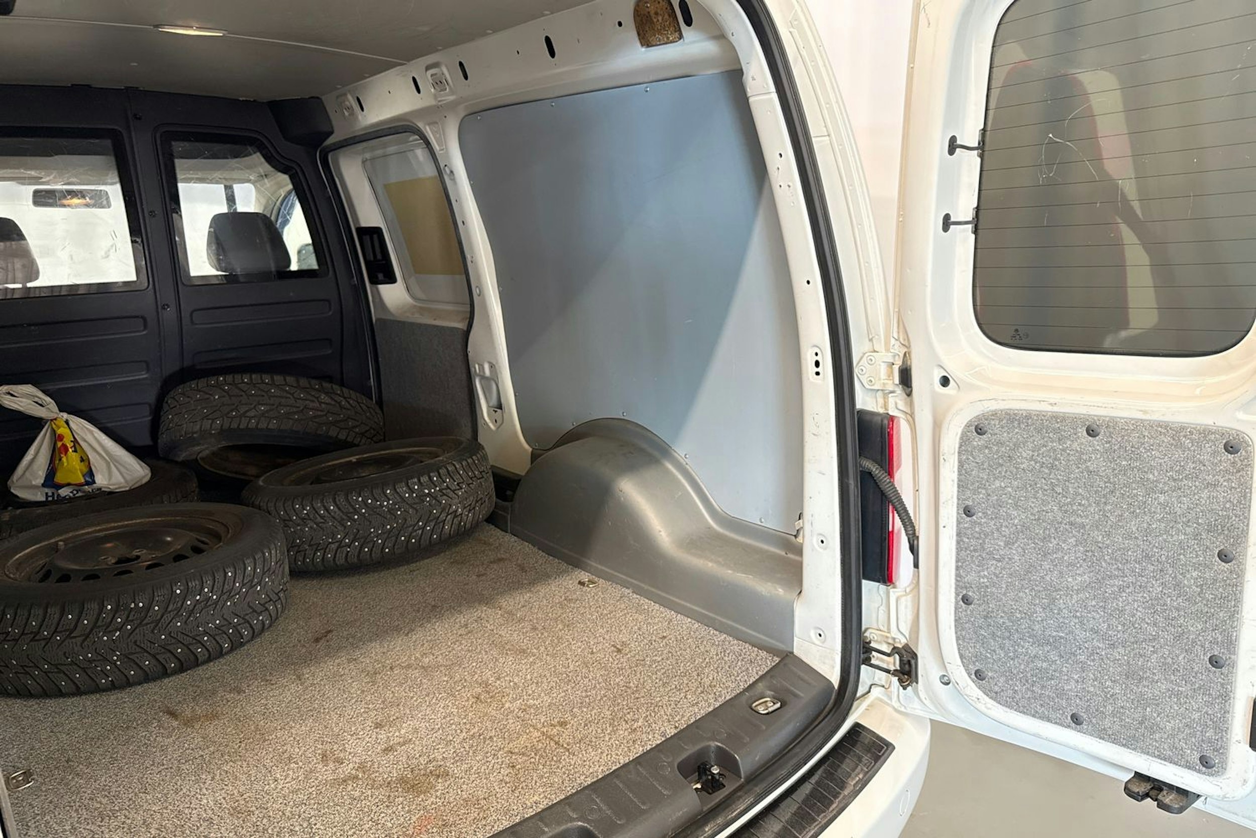 valkoinen Volkswagen Caddy Maxi 2014 kuva 22.