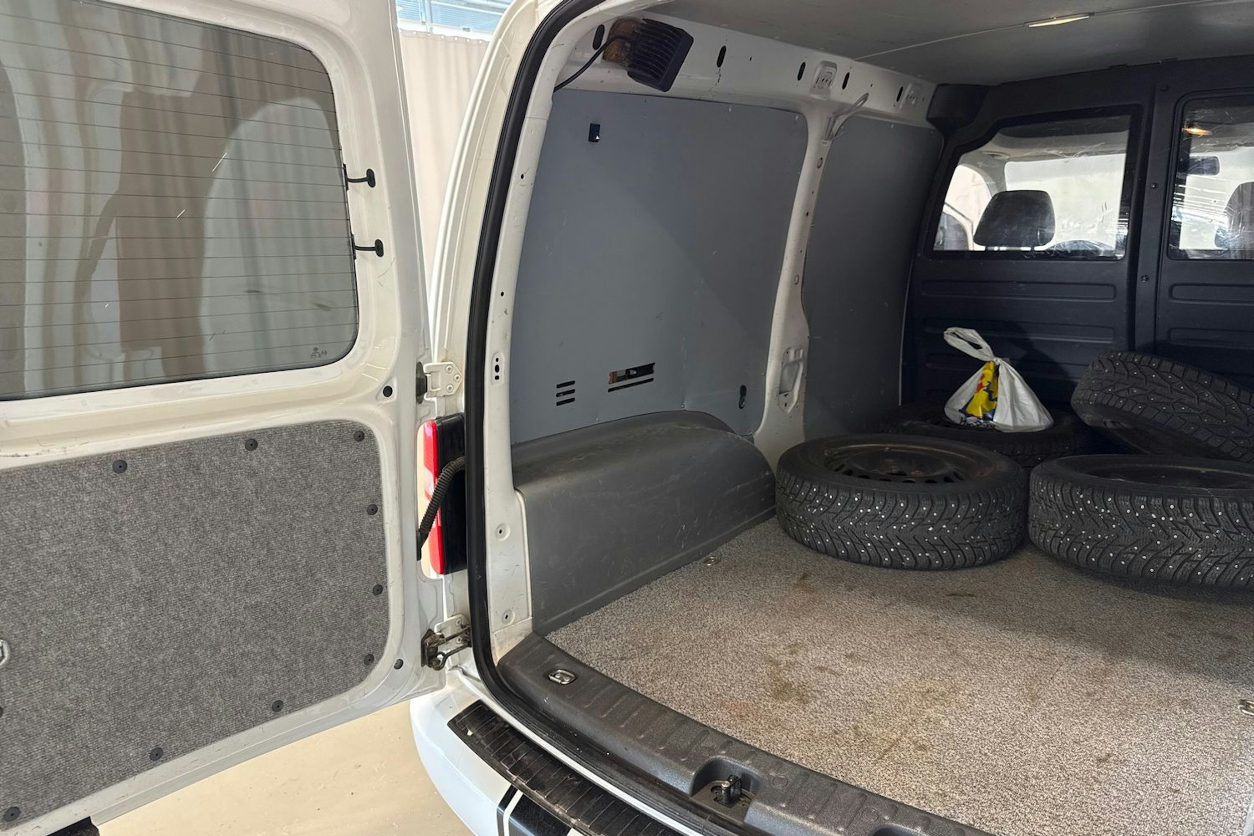 valkoinen Volkswagen Caddy Maxi 2014 kuva 23.