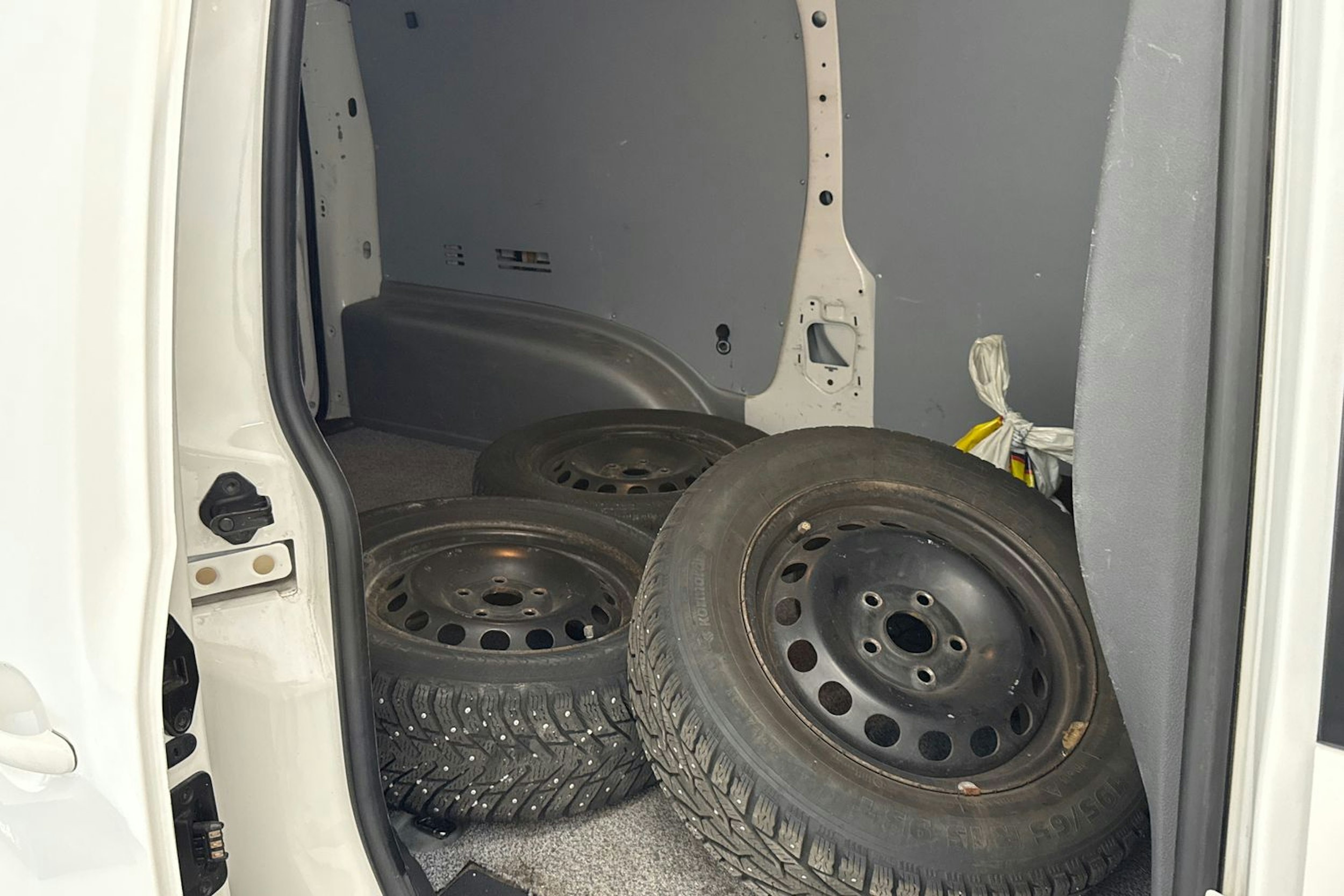 valkoinen Volkswagen Caddy Maxi 2014 kuva 24.